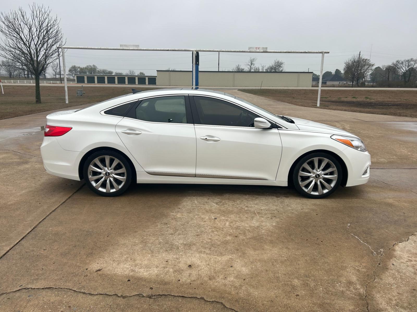 2012 White Hyundai Azera 3.3L (KMHFH4JG6CA) with an 3.3L V6 DOHC 24V engine, 6-Speed Automatic transmission, located at 17760 Hwy 62, Morris, OK, 74445, (918) 733-4887, 35.609104, -95.877060 - 2012 HYUNDAI AZERA HAS A 3.3L AND FWD, FEATURES KEYLESS ENTRY REMOTE KEYFOB, POWER SEATS, POWER WINDOWS, POWER MIRRORS, POWER LOCKS, INFINITY SOUND SYSTEM, AM/FM STEREO, CD PLAYER, XM RADIO, BLUETOOTH, AUX PORT, USB PORT, HEATED AND COOLED LEATHER SEATS, LEATHER WRAPPED STEERING WHEEL, MULTI-FUNCTIO - Photo #4