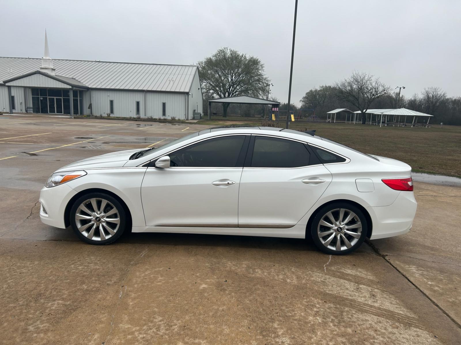 2012 White Hyundai Azera 3.3L (KMHFH4JG6CA) with an 3.3L V6 DOHC 24V engine, 6-Speed Automatic transmission, located at 17760 Hwy 62, Morris, OK, 74445, (918) 733-4887, 35.609104, -95.877060 - 2012 HYUNDAI AZERA HAS A 3.3L AND FWD, FEATURES KEYLESS ENTRY REMOTE KEYFOB, POWER SEATS, POWER WINDOWS, POWER MIRRORS, POWER LOCKS, INFINITY SOUND SYSTEM, AM/FM STEREO, CD PLAYER, XM RADIO, BLUETOOTH, AUX PORT, USB PORT, HEATED AND COOLED LEATHER SEATS, LEATHER WRAPPED STEERING WHEEL, MULTI-FUNCTIO - Photo #8
