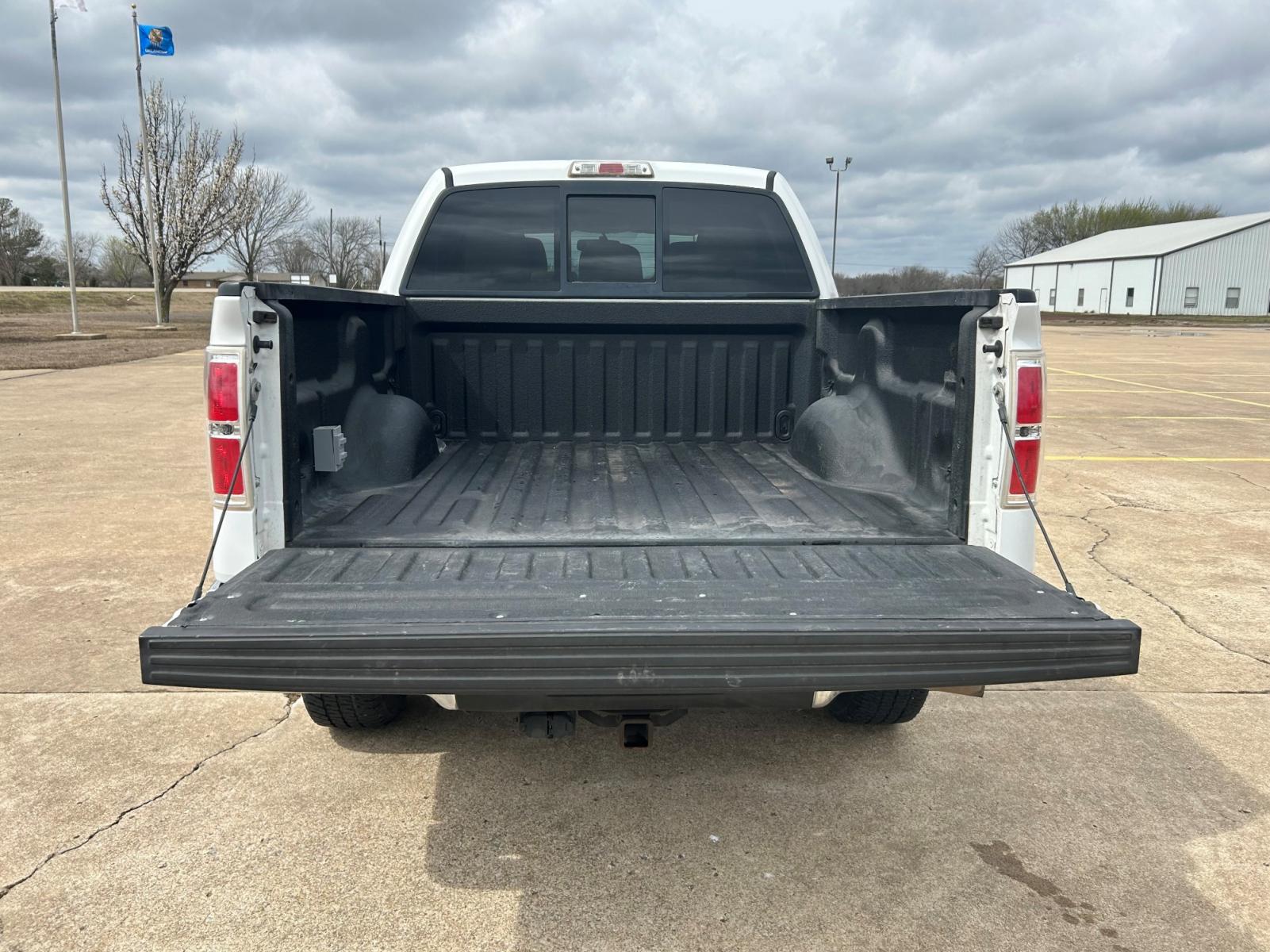 2011 White Ford F-150 FX4 SuperCrew 5.5-ft. Bed 4WD (1FTFW1EF5BF) with an 5.0L V8 engine, 4-Speed Automatic transmission, located at 17760 Hwy 62, Morris, OK, 74445, (918) 733-4887, 35.609104, -95.877060 - 2011 FORD F150 CREW CAB HAS THE 6.2L AND IS 4X4. THIS TRUCK FEATURES KEYLESS REMOTE, POWER SEATS, POWER LOCKS, POWER WINDOWS, POWER MIRRORS, AMFM STEREO, SIRIUS RADIO, CD PLAYER, AUX PORT, USB PORT, HANDS-FREE CALLING TECHNOLOGY, CLOTH INTERIOR, RHINO LININGS BED LINER, FACTORY-EQUIPPED TRAILER BREA - Photo #18