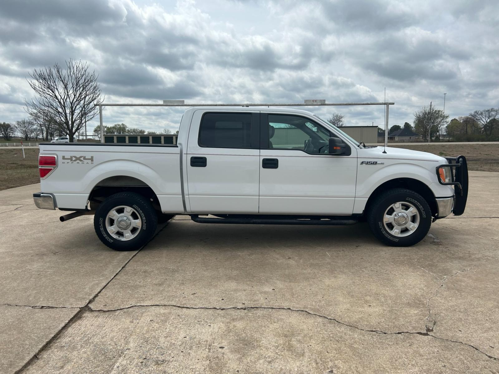 2011 White Ford F-150 FX4 SuperCrew 5.5-ft. Bed 4WD (1FTFW1EF5BF) with an 5.0L V8 engine, 4-Speed Automatic transmission, located at 17760 Hwy 62, Morris, OK, 74445, (918) 733-4887, 35.609104, -95.877060 - 2011 FORD F150 CREW CAB HAS THE 6.2L AND IS 4X4. THIS TRUCK FEATURES KEYLESS REMOTE, POWER SEATS, POWER LOCKS, POWER WINDOWS, POWER MIRRORS, AMFM STEREO, SIRIUS RADIO, CD PLAYER, AUX PORT, USB PORT, HANDS-FREE CALLING TECHNOLOGY, CLOTH INTERIOR, RHINO LININGS BED LINER, FACTORY-EQUIPPED TRAILER BREA - Photo #4