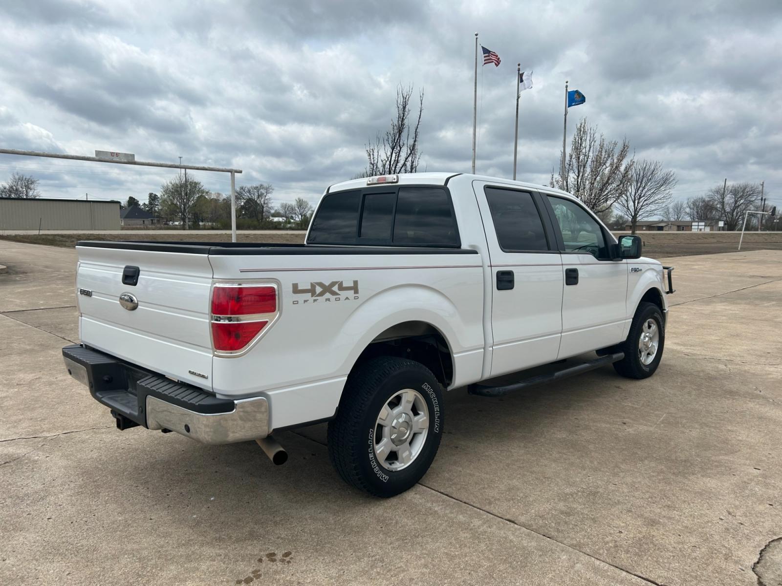 2011 White Ford F-150 FX4 SuperCrew 5.5-ft. Bed 4WD (1FTFW1EF5BF) with an 5.0L V8 engine, 4-Speed Automatic transmission, located at 17760 Hwy 62, Morris, OK, 74445, (918) 733-4887, 35.609104, -95.877060 - 2011 FORD F150 CREW CAB HAS THE 6.2L AND IS 4X4. THIS TRUCK FEATURES KEYLESS REMOTE, POWER SEATS, POWER LOCKS, POWER WINDOWS, POWER MIRRORS, AMFM STEREO, SIRIUS RADIO, CD PLAYER, AUX PORT, USB PORT, HANDS-FREE CALLING TECHNOLOGY, CLOTH INTERIOR, RHINO LININGS BED LINER, FACTORY-EQUIPPED TRAILER BREA - Photo #5