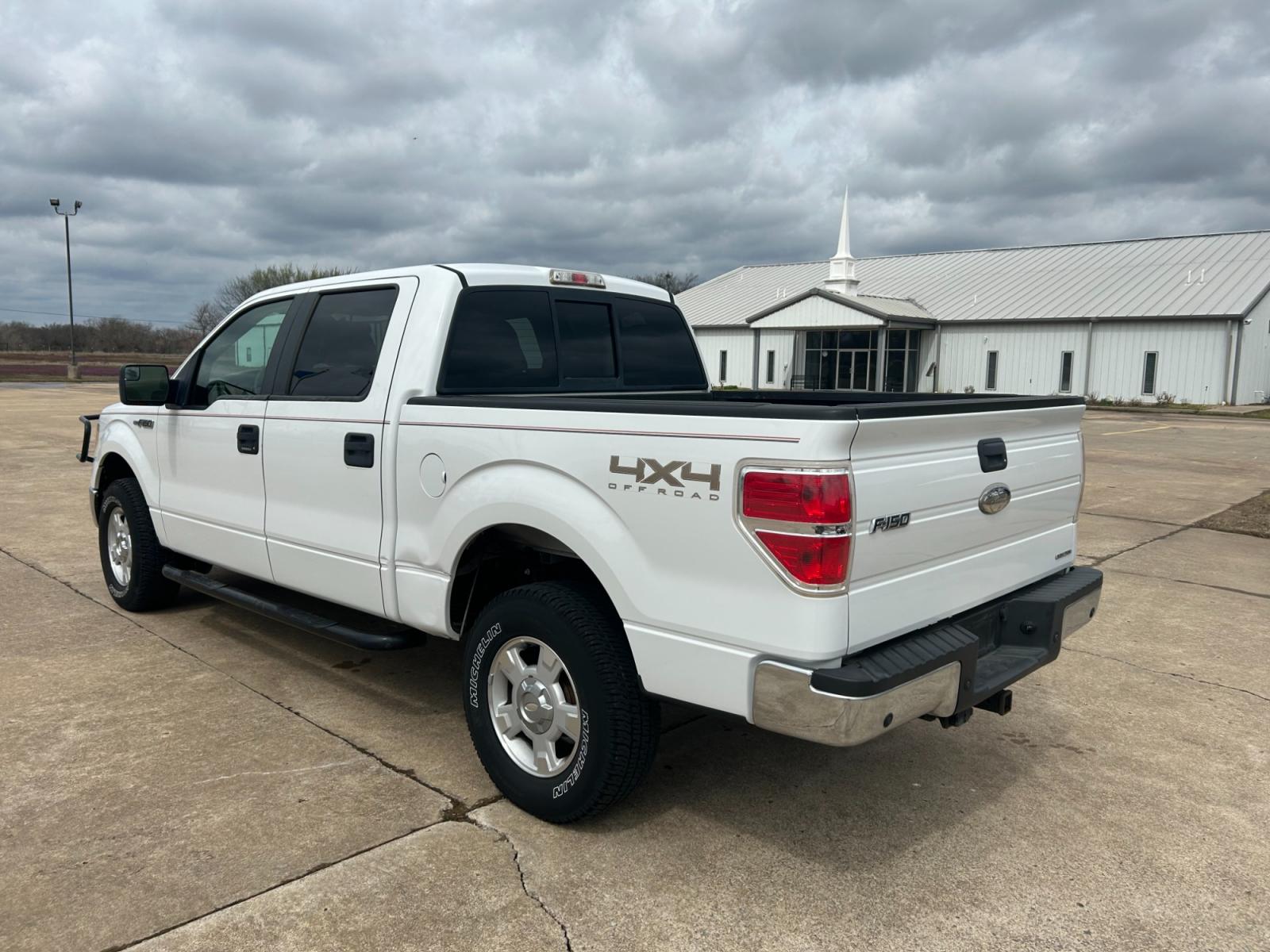 2011 White Ford F-150 FX4 SuperCrew 5.5-ft. Bed 4WD (1FTFW1EF5BF) with an 5.0L V8 engine, 4-Speed Automatic transmission, located at 17760 Hwy 62, Morris, OK, 74445, (918) 733-4887, 35.609104, -95.877060 - 2011 FORD F150 CREW CAB HAS THE 6.2L AND IS 4X4. THIS TRUCK FEATURES KEYLESS REMOTE, POWER SEATS, POWER LOCKS, POWER WINDOWS, POWER MIRRORS, AMFM STEREO, SIRIUS RADIO, CD PLAYER, AUX PORT, USB PORT, HANDS-FREE CALLING TECHNOLOGY, CLOTH INTERIOR, RHINO LININGS BED LINER, FACTORY-EQUIPPED TRAILER BREA - Photo #7
