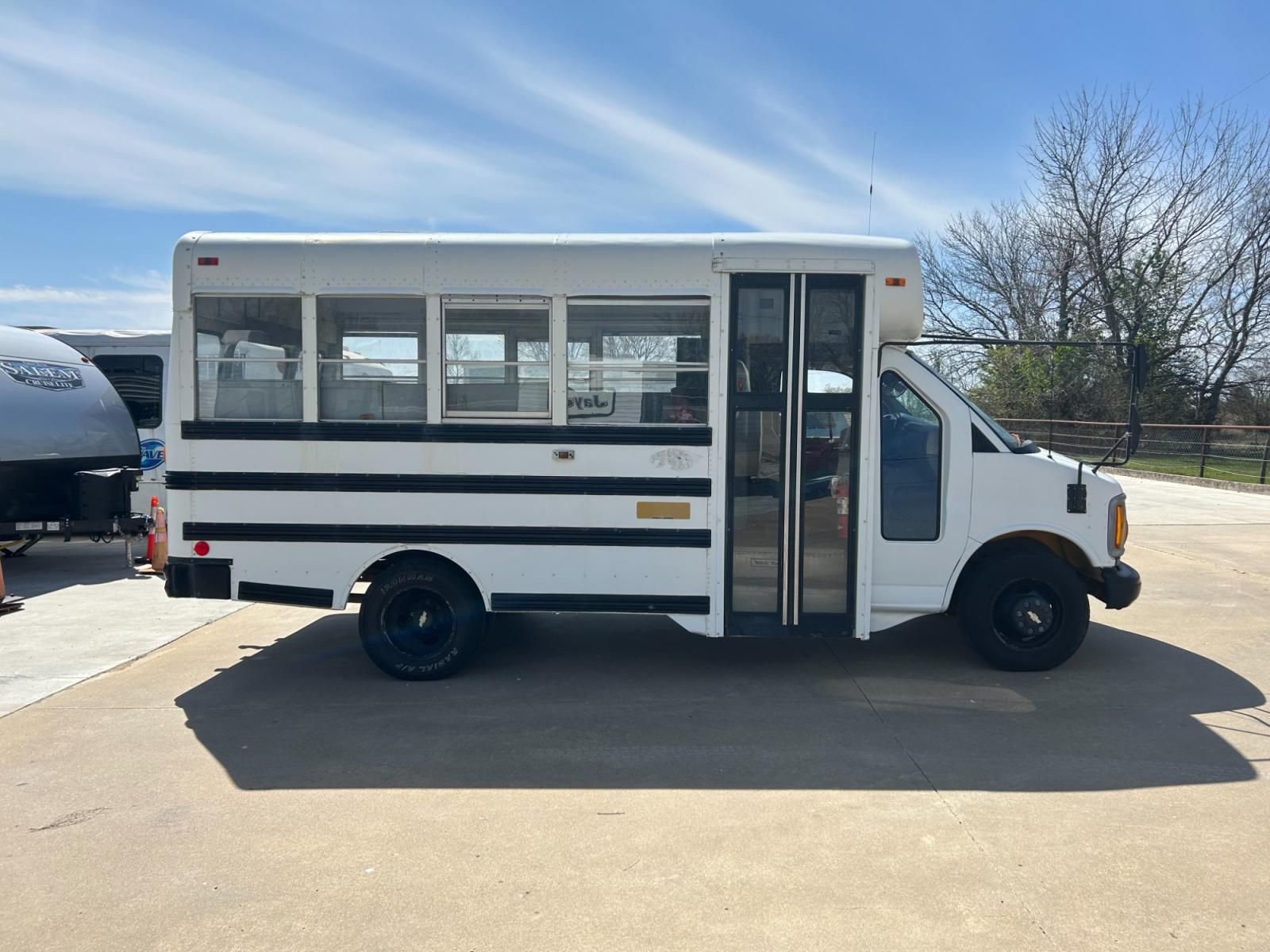 1999 White Chevrolet Express 3500 Cargo (1GBHG31F7X1) with an 6.5L V8 OHV 16V TURBO DIESEL engine, 4-Speed Automatic Overdrive transmission, located at 17760 Hwy 62, Morris, OK, 74445, (918) 733-4887, 35.609104, -95.877060 - 1999 CHEVROLET EXPRESS 3500 SHORT BUS HAS A 6.5L TURBO DIESEL AND RWD. FEATURES LEATHER SEATS, AM/FM STEREO, MANUAL LOCKS, MANUAL SEATS, MANUAL, WINDOWS, STORAGE BINS IN BACK, 168,956 MILES, CLEAN TITLE, 225/75R16 TIRES. NO HIDDEN FEES OF ANY KIND. WE DO NOT FINANCE $5,800 CALL RUSS OR JONA AT 9 - Photo #4