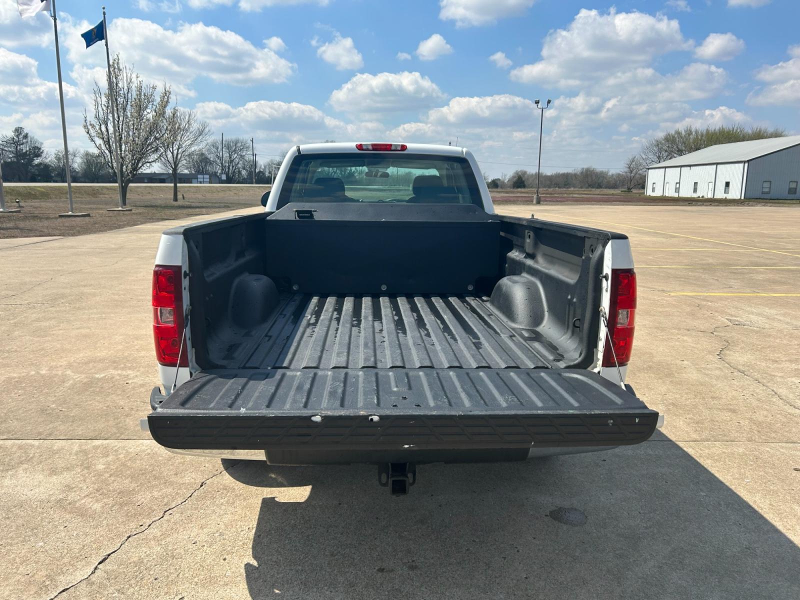 2012 White Chevrolet Silverado 1500 Work Truck Ext. Cab 4WD (1GCRKPE0XCZ) with an 5.3L V8 OHV 16V FFV engine, 4-Speed Automatic transmission, located at 17760 Hwy 62, Morris, OK, 74445, (918) 733-4887, 35.609104, -95.877060 - 2012 CHEVY SILVERADO 1500 LT HAS THE 5.3L V8 AND IS 4X4. THIS IS A BI-FUEL TRUCK THAT RUNS ON BOTH CNG OR GASOLINE, FEATURES REMOTE KEYLESS ENTRY, POWER LOCKS, POWER WINDOWS, POWER MIRRORS, MANUAL SEATS, AM/FM STEREO, CD PLAYER, AUX PORT, CLOTH INTERIOR, TRACTION CONTROL, BEDLINER, AND TOW PACKAGE. - Photo #19