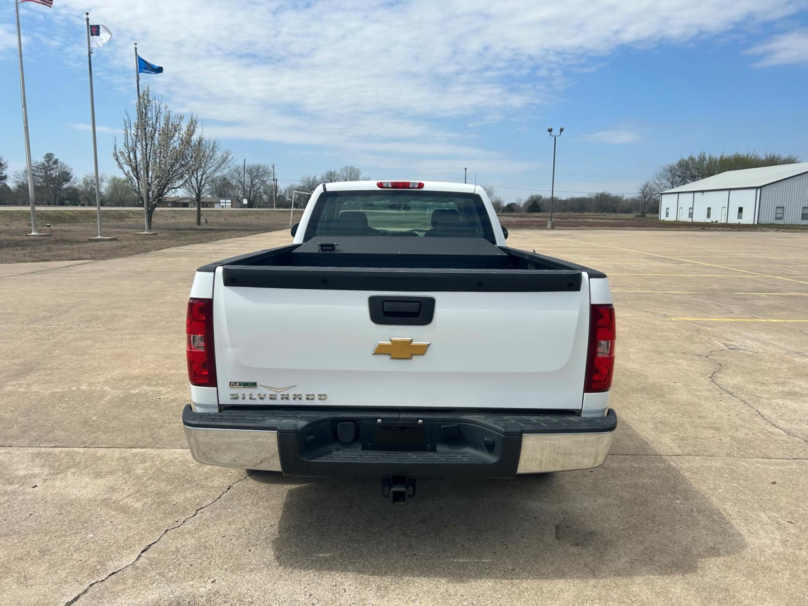 2012 White Chevrolet Silverado 1500 Work Truck Ext. Cab 4WD (1GCRKPE0XCZ) with an 5.3L V8 OHV 16V FFV engine, 4-Speed Automatic transmission, located at 17760 Hwy 62, Morris, OK, 74445, (918) 733-4887, 35.609104, -95.877060 - 2012 CHEVY SILVERADO 1500 LT HAS THE 5.3L V8 AND IS 4X4. THIS IS A BI-FUEL TRUCK THAT RUNS ON BOTH CNG OR GASOLINE, FEATURES REMOTE KEYLESS ENTRY, POWER LOCKS, POWER WINDOWS, POWER MIRRORS, MANUAL SEATS, AM/FM STEREO, CD PLAYER, AUX PORT, CLOTH INTERIOR, TRACTION CONTROL, BEDLINER, AND TOW PACKAGE. - Photo #6
