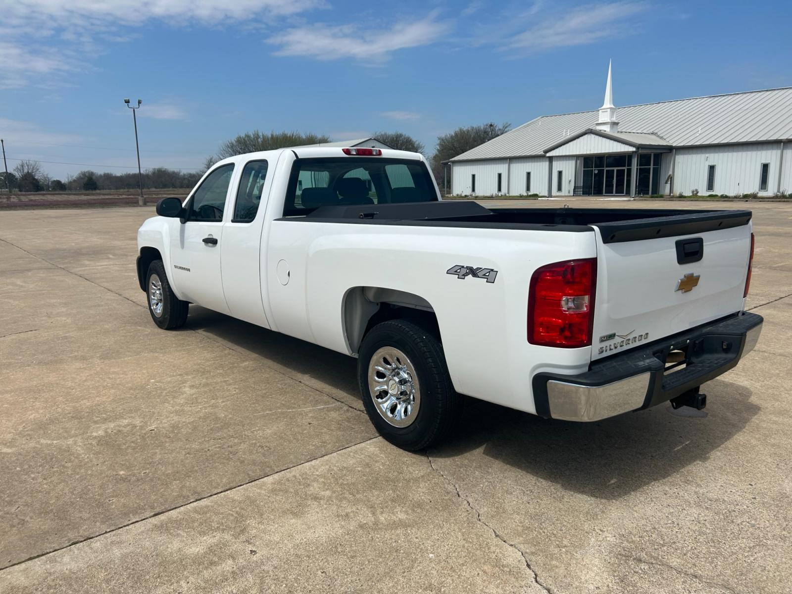 2012 White Chevrolet Silverado 1500 Work Truck Ext. Cab 4WD (1GCRKPE0XCZ) with an 5.3L V8 OHV 16V FFV engine, 4-Speed Automatic transmission, located at 17760 Hwy 62, Morris, OK, 74445, (918) 733-4887, 35.609104, -95.877060 - 2012 CHEVY SILVERADO 1500 LT HAS THE 5.3L V8 AND IS 4X4. THIS IS A BI-FUEL TRUCK THAT RUNS ON BOTH CNG OR GASOLINE, FEATURES REMOTE KEYLESS ENTRY, POWER LOCKS, POWER WINDOWS, POWER MIRRORS, MANUAL SEATS, AM/FM STEREO, CD PLAYER, AUX PORT, CLOTH INTERIOR, TRACTION CONTROL, BEDLINER, AND TOW PACKAGE. - Photo #7