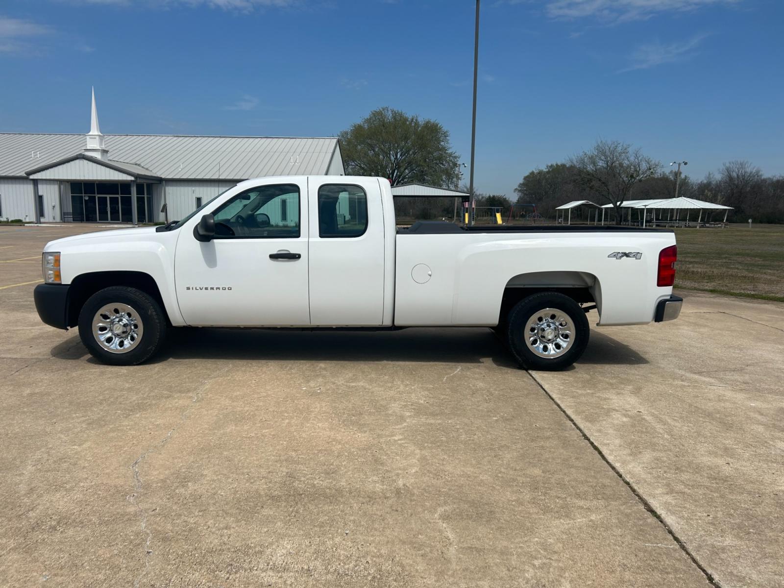 2012 White Chevrolet Silverado 1500 Work Truck Ext. Cab 4WD (1GCRKPE0XCZ) with an 5.3L V8 OHV 16V FFV engine, 4-Speed Automatic transmission, located at 17760 Hwy 62, Morris, OK, 74445, (918) 733-4887, 35.609104, -95.877060 - 2012 CHEVY SILVERADO 1500 LT HAS THE 5.3L V8 AND IS 4X4. THIS IS A BI-FUEL TRUCK THAT RUNS ON BOTH CNG OR GASOLINE, FEATURES REMOTE KEYLESS ENTRY, POWER LOCKS, POWER WINDOWS, POWER MIRRORS, MANUAL SEATS, AM/FM STEREO, CD PLAYER, AUX PORT, CLOTH INTERIOR, TRACTION CONTROL, BEDLINER, AND TOW PACKAGE. - Photo #8