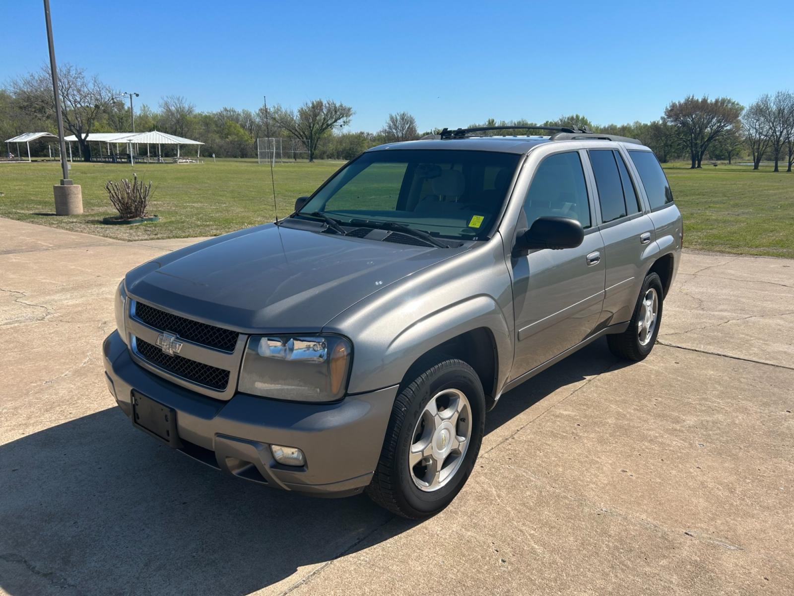 2009 GOLD Chevrolet TrailBlazer LT1 2WD (1GNDS33S192) with an 4.2L L6 DOHC 24V engine, 4-Speed Automatic transmission, located at 17760 Hwy 62, Morris, OK, 74445, (918) 733-4887, 35.609104, -95.877060 - 2009 CHEVROLET TRAILBLAZER LT HAS A 4.2L AND IS RWD, FEATURES A KEYLESS ENTRY REMOTE, POWER LOCKS, POWER WINDOWS, POWER MIRRORS, AM/FM STEREO, CD PLAYER, DUAL TEMP CONTROL, CRUISE CONTROL, CLOTH INTERIOR, TRAILER HITCH, 159,658 MILES, AND A CLEAN TITLE. 245/65R17 TIRES. ***DOES HAVE SOME SCRATCHES - Photo #1