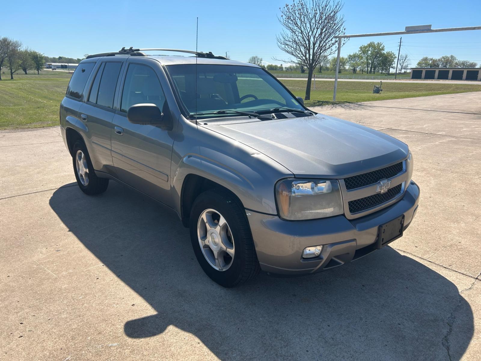 2009 GOLD Chevrolet TrailBlazer LT1 2WD (1GNDS33S192) with an 4.2L L6 DOHC 24V engine, 4-Speed Automatic transmission, located at 17760 Hwy 62, Morris, OK, 74445, (918) 733-4887, 35.609104, -95.877060 - 2009 CHEVROLET TRAILBLAZER LT HAS A 4.2L AND IS RWD, FEATURES A KEYLESS ENTRY REMOTE, POWER LOCKS, POWER WINDOWS, POWER MIRRORS, AM/FM STEREO, CD PLAYER, DUAL TEMP CONTROL, CRUISE CONTROL, CLOTH INTERIOR, TRAILER HITCH, 159,658 MILES, AND A CLEAN TITLE. 245/65R17 TIRES. ***DOES HAVE SOME SCRATCHES - Photo #3