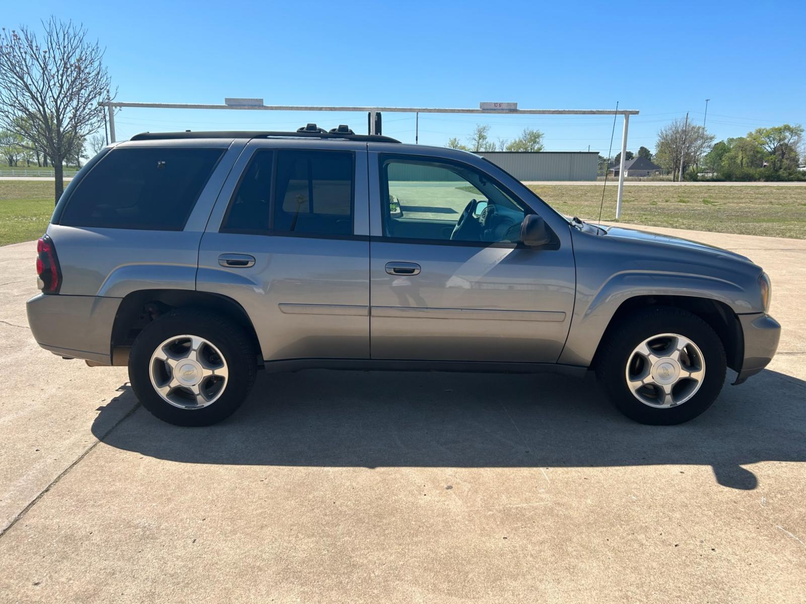 2009 GOLD Chevrolet TrailBlazer LT1 2WD (1GNDS33S192) with an 4.2L L6 DOHC 24V engine, 4-Speed Automatic transmission, located at 17760 Hwy 62, Morris, OK, 74445, (918) 733-4887, 35.609104, -95.877060 - 2009 CHEVROLET TRAILBLAZER LT HAS A 4.2L AND IS RWD, FEATURES A KEYLESS ENTRY REMOTE, POWER LOCKS, POWER WINDOWS, POWER MIRRORS, AM/FM STEREO, CD PLAYER, DUAL TEMP CONTROL, CRUISE CONTROL, CLOTH INTERIOR, TRAILER HITCH, 159,658 MILES, AND A CLEAN TITLE. 245/65R17 TIRES. ***DOES HAVE SOME SCRATCHES - Photo #4