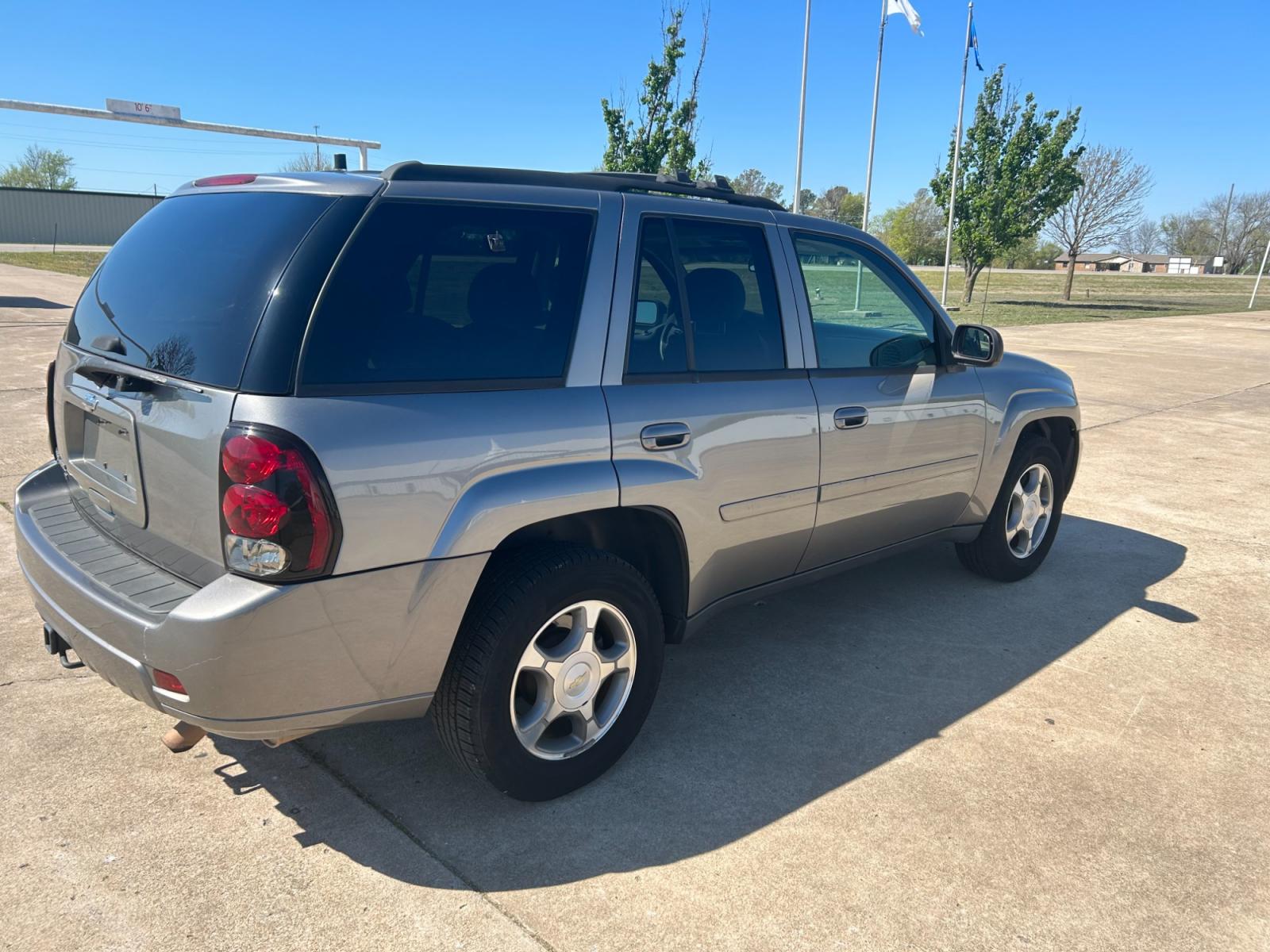 2009 GOLD Chevrolet TrailBlazer LT1 2WD (1GNDS33S192) with an 4.2L L6 DOHC 24V engine, 4-Speed Automatic transmission, located at 17760 Hwy 62, Morris, OK, 74445, (918) 733-4887, 35.609104, -95.877060 - 2009 CHEVROLET TRAILBLAZER LT HAS A 4.2L AND IS RWD, FEATURES A KEYLESS ENTRY REMOTE, POWER LOCKS, POWER WINDOWS, POWER MIRRORS, AM/FM STEREO, CD PLAYER, DUAL TEMP CONTROL, CRUISE CONTROL, CLOTH INTERIOR, TRAILER HITCH, 159,658 MILES, AND A CLEAN TITLE. 245/65R17 TIRES. ***DOES HAVE SOME SCRATCHES - Photo #5