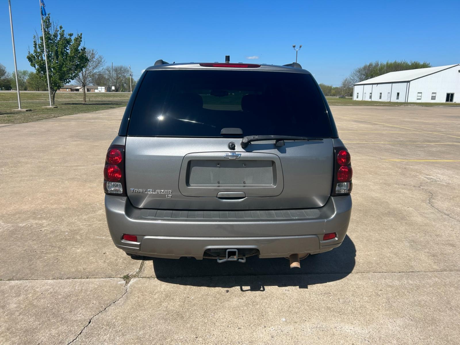 2009 GOLD Chevrolet TrailBlazer LT1 2WD (1GNDS33S192) with an 4.2L L6 DOHC 24V engine, 4-Speed Automatic transmission, located at 17760 Hwy 62, Morris, OK, 74445, (918) 733-4887, 35.609104, -95.877060 - 2009 CHEVROLET TRAILBLAZER LT HAS A 4.2L AND IS RWD, FEATURES A KEYLESS ENTRY REMOTE, POWER LOCKS, POWER WINDOWS, POWER MIRRORS, AM/FM STEREO, CD PLAYER, DUAL TEMP CONTROL, CRUISE CONTROL, CLOTH INTERIOR, TRAILER HITCH, 159,658 MILES, AND A CLEAN TITLE. 245/65R17 TIRES. ***DOES HAVE SOME SCRATCHES - Photo #6