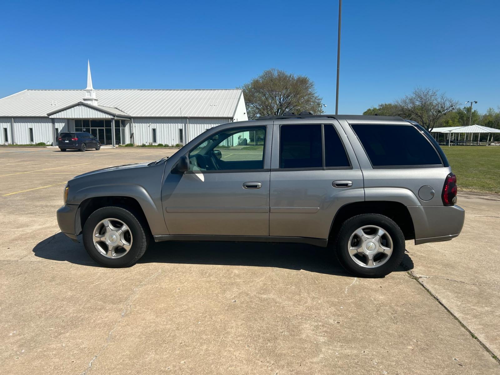 2009 GOLD Chevrolet TrailBlazer LT1 2WD (1GNDS33S192) with an 4.2L L6 DOHC 24V engine, 4-Speed Automatic transmission, located at 17760 Hwy 62, Morris, OK, 74445, (918) 733-4887, 35.609104, -95.877060 - 2009 CHEVROLET TRAILBLAZER LT HAS A 4.2L AND IS RWD, FEATURES A KEYLESS ENTRY REMOTE, POWER LOCKS, POWER WINDOWS, POWER MIRRORS, AM/FM STEREO, CD PLAYER, DUAL TEMP CONTROL, CRUISE CONTROL, CLOTH INTERIOR, TRAILER HITCH, 159,658 MILES, AND A CLEAN TITLE. 245/65R17 TIRES. ***DOES HAVE SOME SCRATCHES - Photo #8