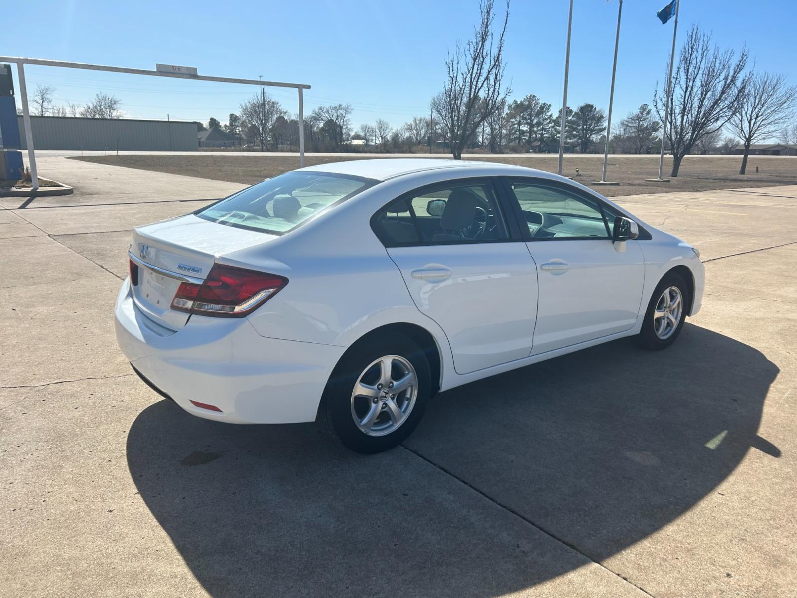 2013 White Honda Civic CNG Sedan (19XFB5F53DE) with an 1.8L L4 SOHC 16V CNG engine, AUTOMATIC transmission, located at 17760 Hwy 62, Morris, OK, 74445, (918) 733-4887, 35.609104, -95.877060 - 2013 HONDA CIVIC 1.8L FWD DEDICATED CNG (COMPRESSED NATURAL GAS) VEHICLE. FEATURES REMOTE KEYLESS ENTRY, POWER LOCKS, POWER WINDOWS, POWER MIRRORS, MANUEL SEATS, AM/FM RADIO, CD PLAYER, USB, AUX, BLUETOOTH FOR HANDS-FREE CALLING, 12V POWER OUTLET, CRUISE CONTROL, TRACTION CONTROL, CLOTH SEATS, 195/ - Photo #4