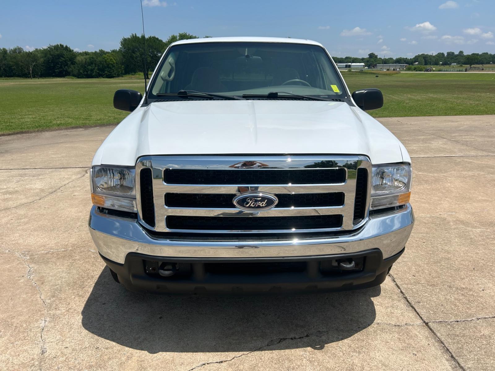 2000 White Ford Excursion XLT 2WD (1FMNU40L4YE) with an 5.4L V8 SOHC 16V engine, 4-Speed Automatic Overdrive transmission, located at 17760 Hwy 62, Morris, OK, 74445, (918) 733-4887, 35.609104, -95.877060 - 2000 FORD EXCURSION IS 5.4L V8 RWD FEATURING POWER LOCKS, POWER WINDOWS, POWER SEATS, POWER MIRRORS, AM/FM STEREO, CD PLAYER, CASSETTE PLAYER, 6 DISC COMPACT MAGAZINE, REAR CLIMATE CONTROL, CRUISE CONTROL, 3RD ROW SEATING. PRIMEWELL VALERA HT LT265/75R16 TIRES. 120,884 MILES WITH A REBUILT TITLE DUE - Photo #2