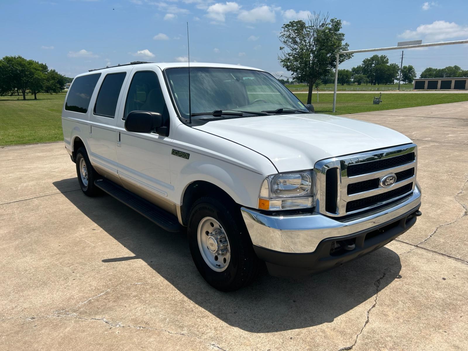 2000 White Ford Excursion XLT 2WD (1FMNU40L4YE) with an 5.4L V8 SOHC 16V engine, 4-Speed Automatic Overdrive transmission, located at 17760 Hwy 62, Morris, OK, 74445, (918) 733-4887, 35.609104, -95.877060 - 2000 FORD EXCURSION IS 5.4L V8 RWD FEATURING POWER LOCKS, POWER WINDOWS, POWER SEATS, POWER MIRRORS, AM/FM STEREO, CD PLAYER, CASSETTE PLAYER, 6 DISC COMPACT MAGAZINE, REAR CLIMATE CONTROL, CRUISE CONTROL, 3RD ROW SEATING. PRIMEWELL VALERA HT LT265/75R16 TIRES. 120,884 MILES WITH A REBUILT TITLE DUE - Photo #3