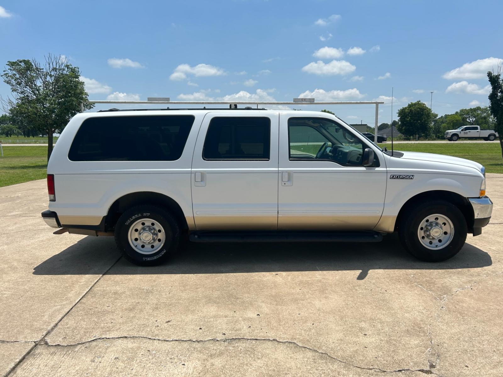 2000 White Ford Excursion XLT 2WD (1FMNU40L4YE) with an 5.4L V8 SOHC 16V engine, 4-Speed Automatic Overdrive transmission, located at 17760 Hwy 62, Morris, OK, 74445, (918) 733-4887, 35.609104, -95.877060 - 2000 FORD EXCURSION IS 5.4L V8 RWD FEATURING POWER LOCKS, POWER WINDOWS, POWER SEATS, POWER MIRRORS, AM/FM STEREO, CD PLAYER, CASSETTE PLAYER, 6 DISC COMPACT MAGAZINE, REAR CLIMATE CONTROL, CRUISE CONTROL, 3RD ROW SEATING. PRIMEWELL VALERA HT LT265/75R16 TIRES. 120,884 MILES WITH A REBUILT TITLE DUE - Photo #4