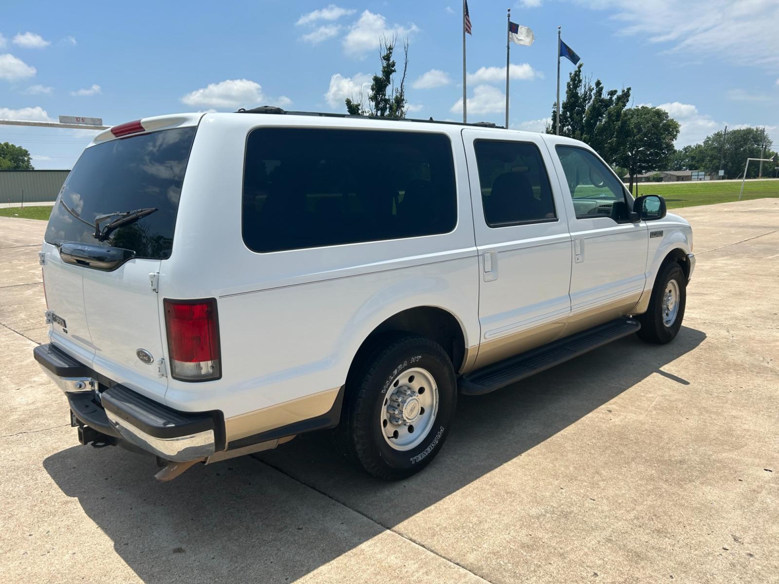 2000 White Ford Excursion XLT 2WD (1FMNU40L4YE) with an 5.4L V8 SOHC 16V engine, 4-Speed Automatic Overdrive transmission, located at 17760 Hwy 62, Morris, OK, 74445, (918) 733-4887, 35.609104, -95.877060 - 2000 FORD EXCURSION IS 5.4L V8 RWD FEATURING POWER LOCKS, POWER WINDOWS, POWER SEATS, POWER MIRRORS, AM/FM STEREO, CD PLAYER, CASSETTE PLAYER, 6 DISC COMPACT MAGAZINE, REAR CLIMATE CONTROL, CRUISE CONTROL, 3RD ROW SEATING. PRIMEWELL VALERA HT LT265/75R16 TIRES. 120,884 MILES WITH A REBUILT TITLE DUE - Photo #5