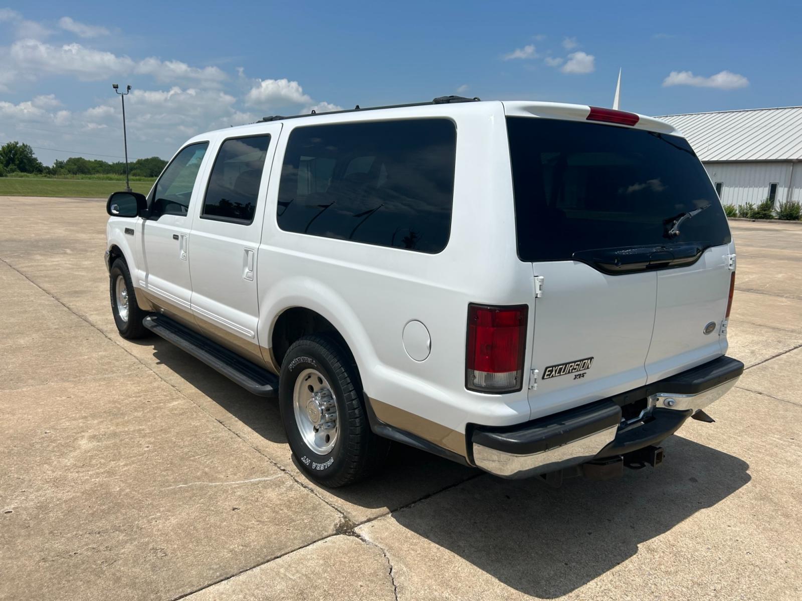 2000 White Ford Excursion XLT 2WD (1FMNU40L4YE) with an 5.4L V8 SOHC 16V engine, 4-Speed Automatic Overdrive transmission, located at 17760 Hwy 62, Morris, OK, 74445, (918) 733-4887, 35.609104, -95.877060 - 2000 FORD EXCURSION IS 5.4L V8 RWD FEATURING POWER LOCKS, POWER WINDOWS, POWER SEATS, POWER MIRRORS, AM/FM STEREO, CD PLAYER, CASSETTE PLAYER, 6 DISC COMPACT MAGAZINE, REAR CLIMATE CONTROL, CRUISE CONTROL, 3RD ROW SEATING. PRIMEWELL VALERA HT LT265/75R16 TIRES. 120,884 MILES WITH A REBUILT TITLE DUE - Photo #7