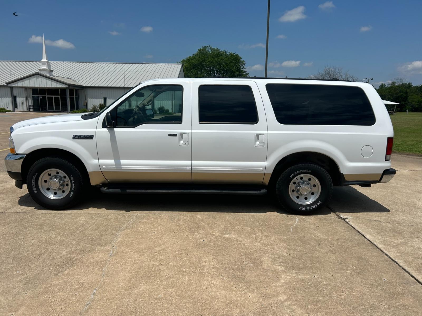 2000 White Ford Excursion XLT 2WD (1FMNU40L4YE) with an 5.4L V8 SOHC 16V engine, 4-Speed Automatic Overdrive transmission, located at 17760 Hwy 62, Morris, OK, 74445, (918) 733-4887, 35.609104, -95.877060 - 2000 FORD EXCURSION IS 5.4L V8 RWD FEATURING POWER LOCKS, POWER WINDOWS, POWER SEATS, POWER MIRRORS, AM/FM STEREO, CD PLAYER, CASSETTE PLAYER, 6 DISC COMPACT MAGAZINE, REAR CLIMATE CONTROL, CRUISE CONTROL, 3RD ROW SEATING. PRIMEWELL VALERA HT LT265/75R16 TIRES. 120,884 MILES WITH A REBUILT TITLE DUE - Photo #8