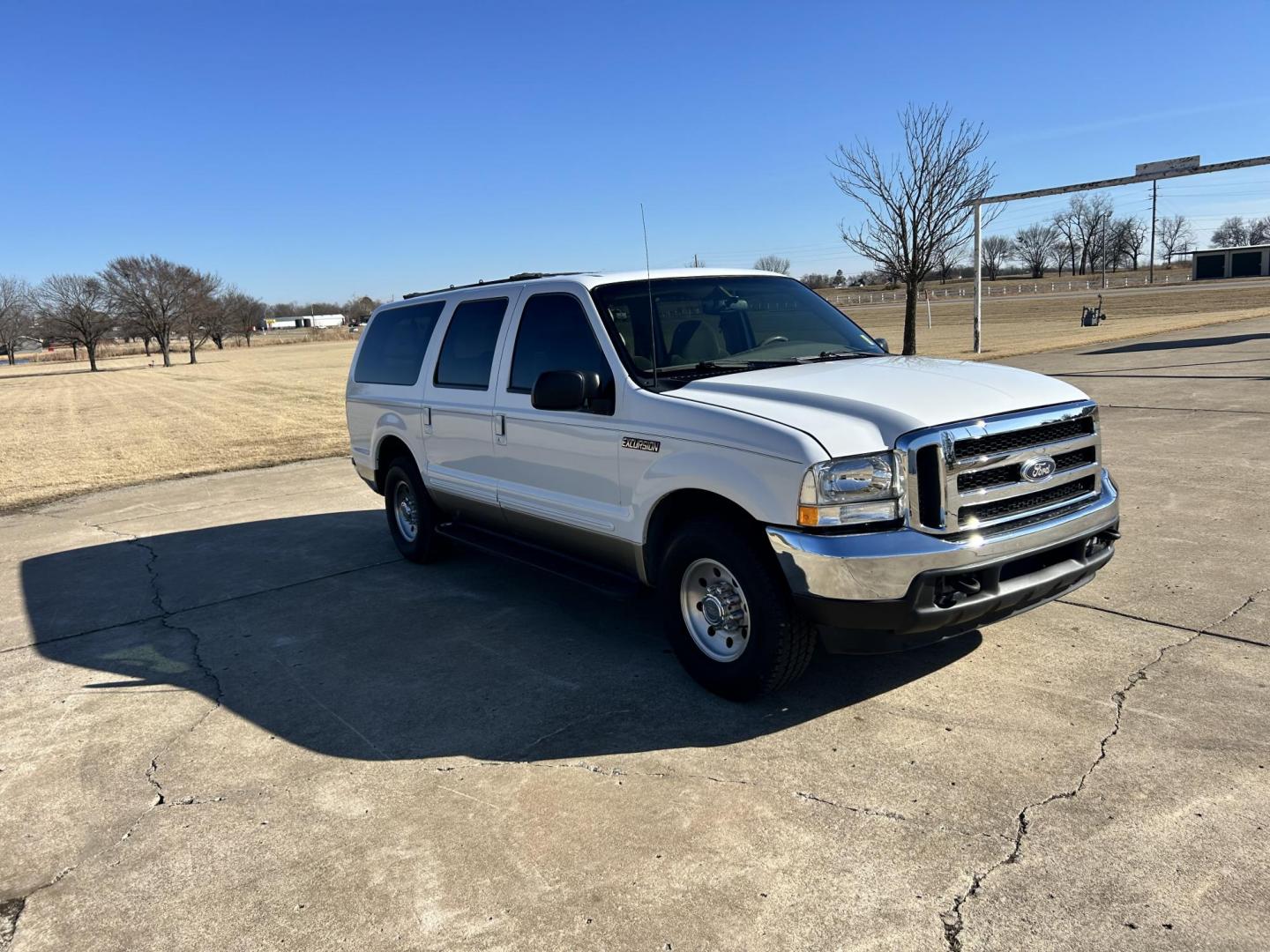 2000 White /TAN Ford Excursion XLT 2WD (1FMNU40L4YE) with an 5.4L V8 SOHC 16V engine, 4-Speed Automatic Overdrive transmission, located at 17760 Hwy 62, Morris, OK, 74445, (918) 733-4887, 35.609104, -95.877060 - 2000 FORD EXCURSION IS 5.4L V8 RWD FEATURING POWER LOCKS, POWER WINDOWS, POWER SEATS, POWER MIRRORS, AM/FM STEREO, CD PLAYER, CASSETTE PLAYER, 6 DISC COMPACT MAGAZINE, REAR CLIMATE CONTROL, CRUISE CONTROL, 3RD ROW SEATING. TIRES LT265/75R16 TIRES. 126,953 MILES WITH A REBUILT TITLE DUE TO AN ACCIDEN - Photo#2