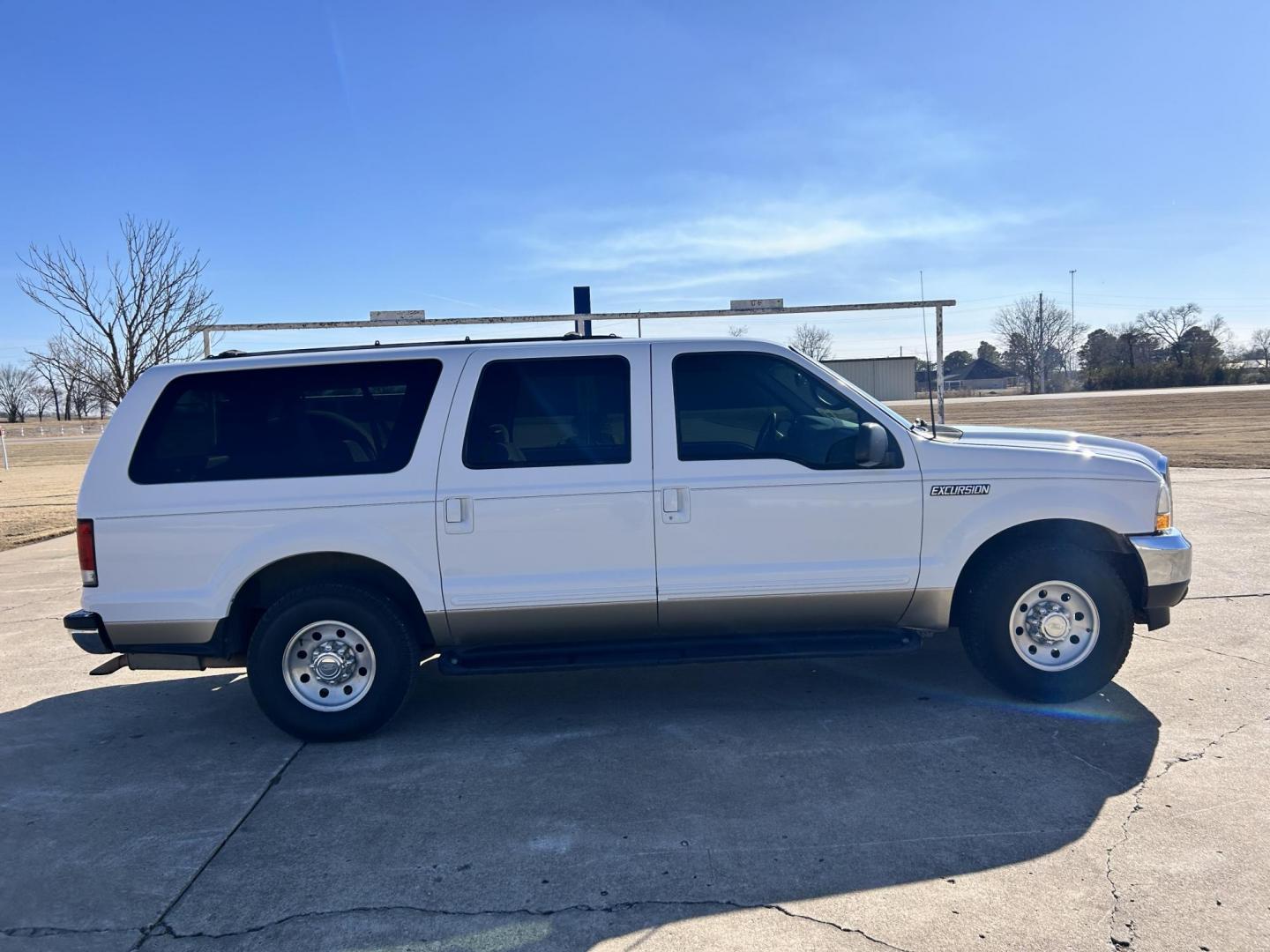 2000 White /TAN Ford Excursion XLT 2WD (1FMNU40L4YE) with an 5.4L V8 SOHC 16V engine, 4-Speed Automatic Overdrive transmission, located at 17760 Hwy 62, Morris, OK, 74445, (918) 733-4887, 35.609104, -95.877060 - 2000 FORD EXCURSION IS 5.4L V8 RWD FEATURING POWER LOCKS, POWER WINDOWS, POWER SEATS, POWER MIRRORS, AM/FM STEREO, CD PLAYER, CASSETTE PLAYER, 6 DISC COMPACT MAGAZINE, REAR CLIMATE CONTROL, CRUISE CONTROL, 3RD ROW SEATING. TIRES LT265/75R16 TIRES. 126,953 MILES WITH A REBUILT TITLE DUE TO AN ACCIDEN - Photo#3