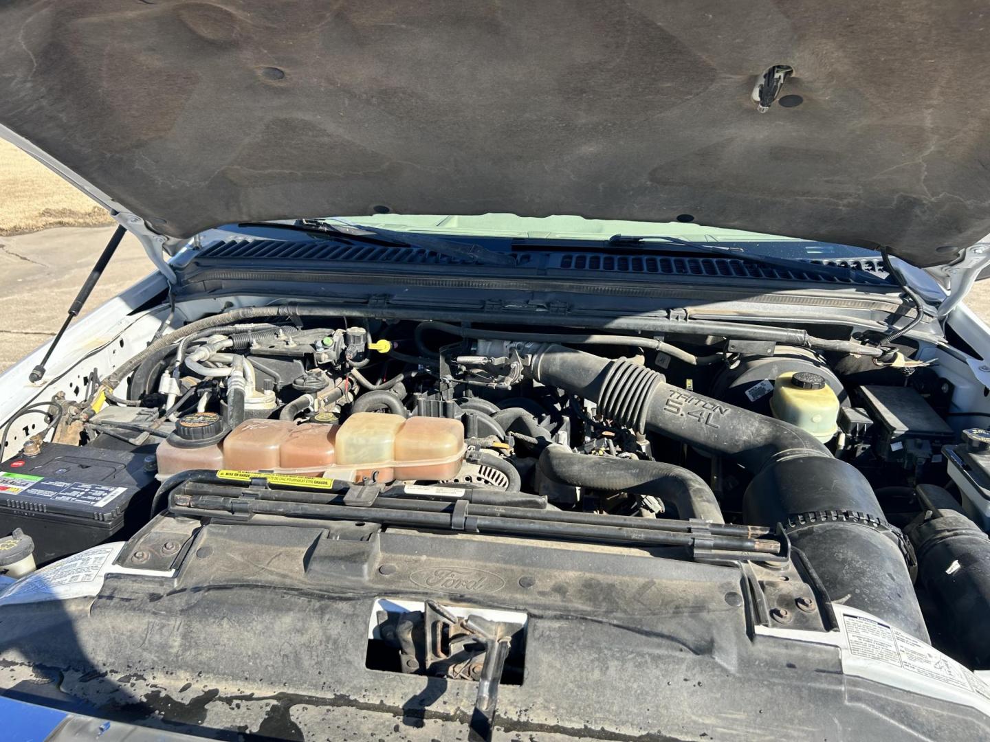 2000 White /TAN Ford Excursion XLT 2WD (1FMNU40L4YE) with an 5.4L V8 SOHC 16V engine, 4-Speed Automatic Overdrive transmission, located at 17760 Hwy 62, Morris, OK, 74445, (918) 733-4887, 35.609104, -95.877060 - 2000 FORD EXCURSION IS 5.4L V8 RWD FEATURING POWER LOCKS, POWER WINDOWS, POWER SEATS, POWER MIRRORS, AM/FM STEREO, CD PLAYER, CASSETTE PLAYER, 6 DISC COMPACT MAGAZINE, REAR CLIMATE CONTROL, CRUISE CONTROL, 3RD ROW SEATING. TIRES LT265/75R16 TIRES. 126,953 MILES WITH A REBUILT TITLE DUE TO AN ACCIDEN - Photo#19