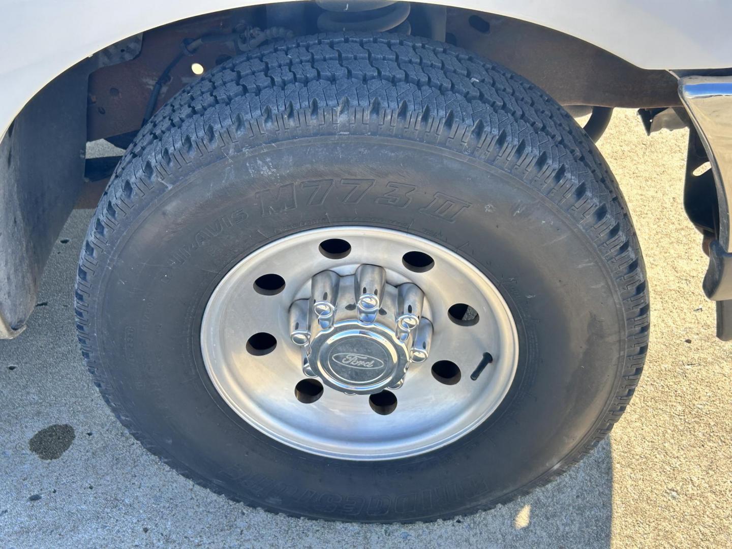 2000 White /TAN Ford Excursion XLT 2WD (1FMNU40L4YE) with an 5.4L V8 SOHC 16V engine, 4-Speed Automatic Overdrive transmission, located at 17760 Hwy 62, Morris, OK, 74445, (918) 733-4887, 35.609104, -95.877060 - 2000 FORD EXCURSION IS 5.4L V8 RWD FEATURING POWER LOCKS, POWER WINDOWS, POWER SEATS, POWER MIRRORS, AM/FM STEREO, CD PLAYER, CASSETTE PLAYER, 6 DISC COMPACT MAGAZINE, REAR CLIMATE CONTROL, CRUISE CONTROL, 3RD ROW SEATING. TIRES LT265/75R16 TIRES. 126,953 MILES WITH A REBUILT TITLE DUE TO AN ACCIDEN - Photo#23