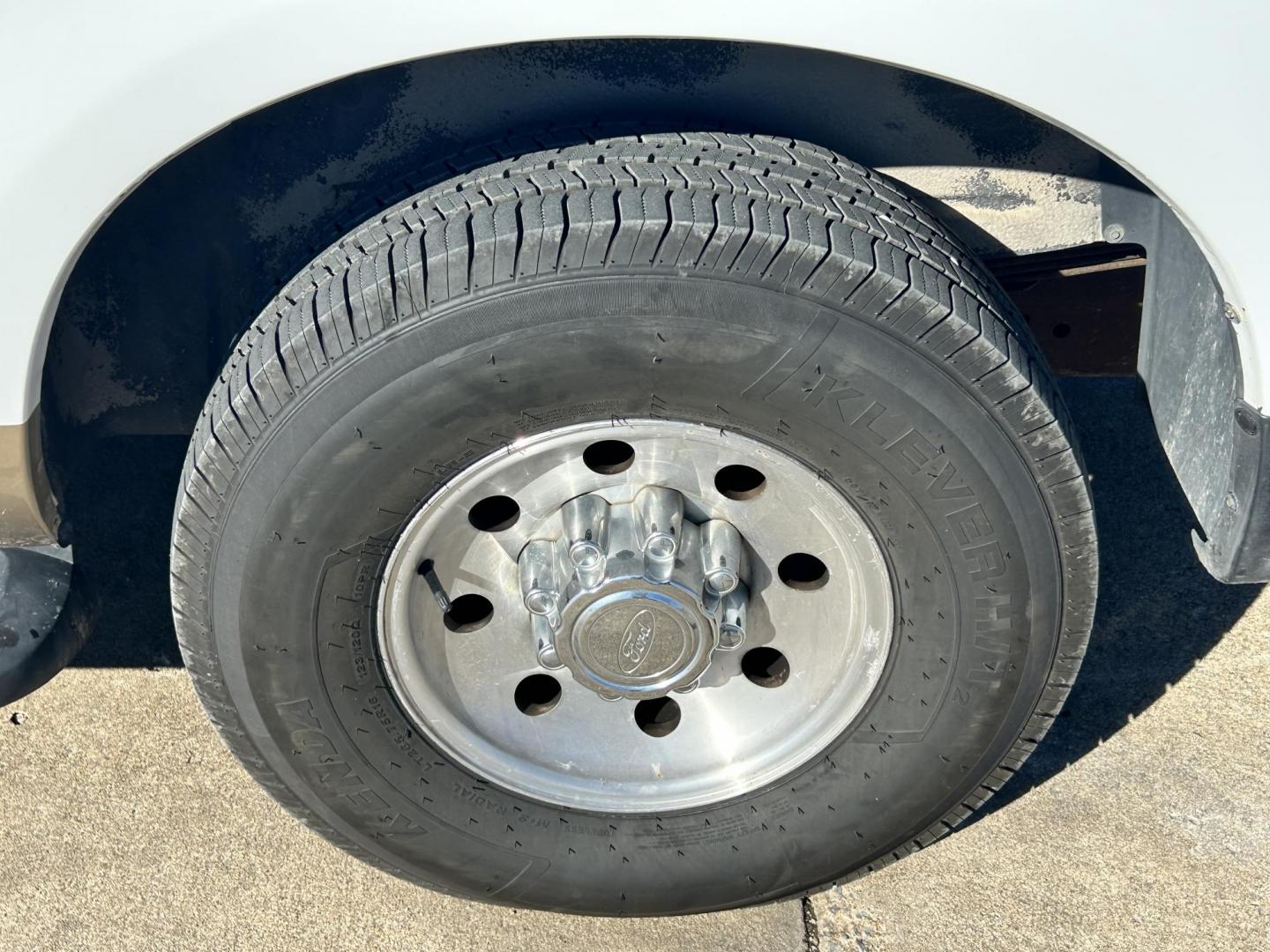 2000 White /TAN Ford Excursion XLT 2WD (1FMNU40L4YE) with an 5.4L V8 SOHC 16V engine, 4-Speed Automatic Overdrive transmission, located at 17760 Hwy 62, Morris, OK, 74445, (918) 733-4887, 35.609104, -95.877060 - 2000 FORD EXCURSION IS 5.4L V8 RWD FEATURING POWER LOCKS, POWER WINDOWS, POWER SEATS, POWER MIRRORS, AM/FM STEREO, CD PLAYER, CASSETTE PLAYER, 6 DISC COMPACT MAGAZINE, REAR CLIMATE CONTROL, CRUISE CONTROL, 3RD ROW SEATING. TIRES LT265/75R16 TIRES. 126,953 MILES WITH A REBUILT TITLE DUE TO AN ACCIDEN - Photo#25