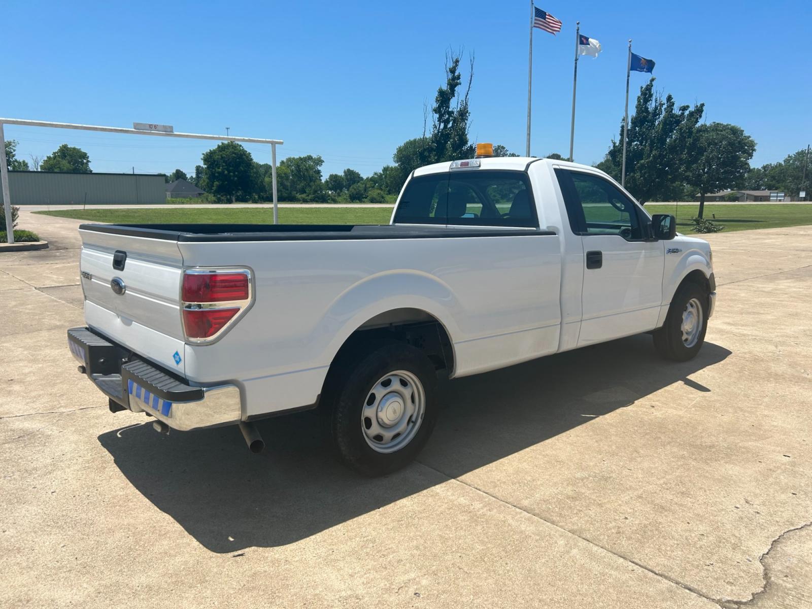 2014 White Ford F-150 STX 6.5-ft. Bed 2WD (1FTMF1CM5EK) with an 3.7L V6 DOHC 24V engine, 6-Speed Automatic transmission, located at 17760 Hwy 62, Morris, OK, 74445, (918) 733-4887, 35.609104, -95.877060 - 2014 FORD F150 STX HAS A 3.7L AND IS 2WD. THIS IS A BI-FUEL TRUCK THAT DRIVES ON BOTH CNG (COMPRESSED NATURAL GAS) OR REGULAR GASOLINE. FEATURES REMOTE KEYLESS ENTRY, POWER LOCKS, POWER WINDOWS, POWER MIRRORS, AM/FM STEREO, SIRIUS RADIO, CD PLAYER, AUX PORT, USB PORT, HANDS-FREE CALLING, MULTI-FUNC - Photo #4