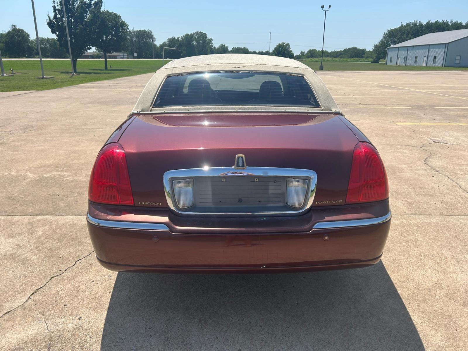 2004 RED Lincoln Town Car Ultimate (1LNHM83W24Y) with an 4.6L V8 SOHC 16V engine, 4-Speed Automatic Overdrive transmission, located at 17760 Hwy 62, Morris, OK, 74445, (918) 733-4887, 35.609104, -95.877060 - 2004 LINCOLN TOWN CAR HAS A 4.6L V8. FEATURES POWER LOCKS, POWER WINDOWS, POWER MIRRORS, POWER SEATS, POWER ADJUSTABLE FOOT PEDAL, AM/FM STEREO, CD PLAYER, CASSETTE PLAYER, LEATHER SEATS, DUAL CLIMATE CONTROL, CRUISE CONTROL, HEATED SEATS, FRONT AND REAR DEFROST, FIRESTONE 225/50R17 TIRES, 156,071 M - Photo #6
