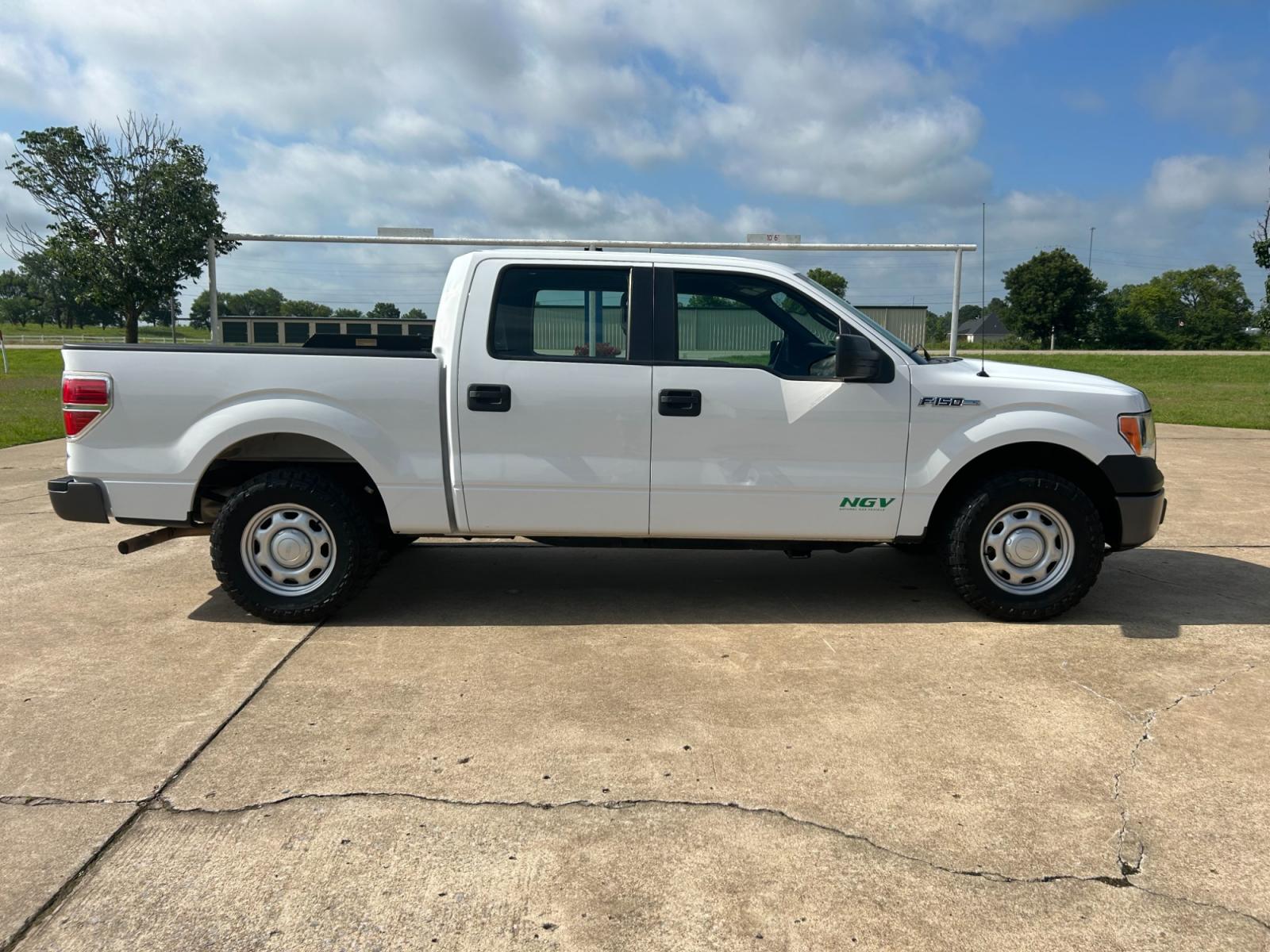 2014 Ford F-150 XLT SuperCrew 5.5-ft. Bed 2WD (1FTEW1CM2EK) with an 3.7L V6 engine, 6-Speed Automatic transmission, located at 17760 Hwy 62, Morris, OK, 74445, (918) 733-4887, 35.609104, -95.877060 - 2014 FORD F-150 XLT SUPERCREW 5.5-ft. BED 2WD IS A BI-FUEL TRUCK THAT RUNS ON BOTH CNG (COMPRESSED NATURAL GAS) OR GASOLINE. IT FEATURES POWER LOCKS, POWER WINDOWS, POWER MIRRORS, AM/FM STEREO, CRUISE CONTROL, TRACTION CONTROL, BED LINER. A PREMIER ALTERNATIVE FUEL THAT IS EPA-APPROVED. EXTREMELY CL - Photo #3