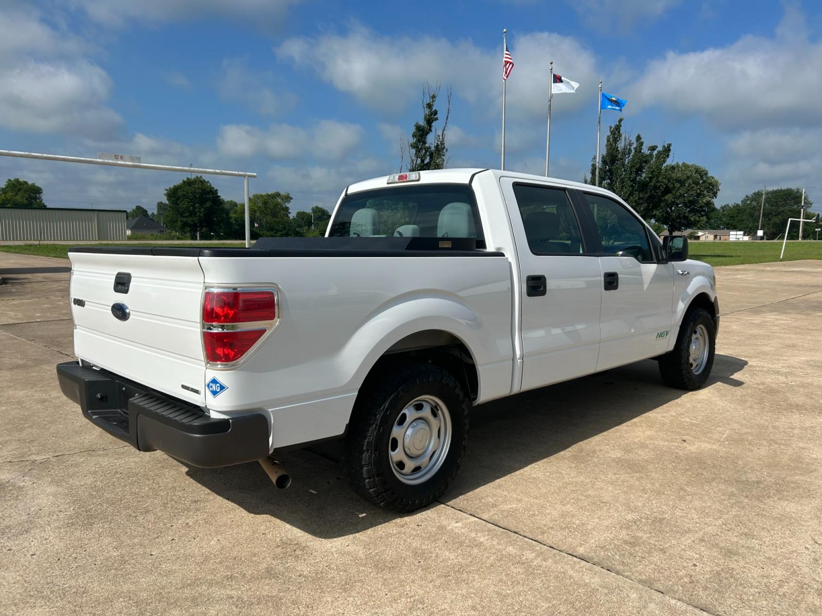2014 Ford F-150 XLT SuperCrew 5.5-ft. Bed 2WD (1FTEW1CM2EK) with an 3.7L V6 engine, 6-Speed Automatic transmission, located at 17760 Hwy 62, Morris, OK, 74445, (918) 733-4887, 35.609104, -95.877060 - 2014 FORD F-150 XLT SUPERCREW 5.5-ft. BED 2WD IS A BI-FUEL TRUCK THAT RUNS ON BOTH CNG (COMPRESSED NATURAL GAS) OR GASOLINE. IT FEATURES POWER LOCKS, POWER WINDOWS, POWER MIRRORS, AM/FM STEREO, CRUISE CONTROL, TRACTION CONTROL, BED LINER. A PREMIER ALTERNATIVE FUEL THAT IS EPA-APPROVED. EXTREMELY CL - Photo #4