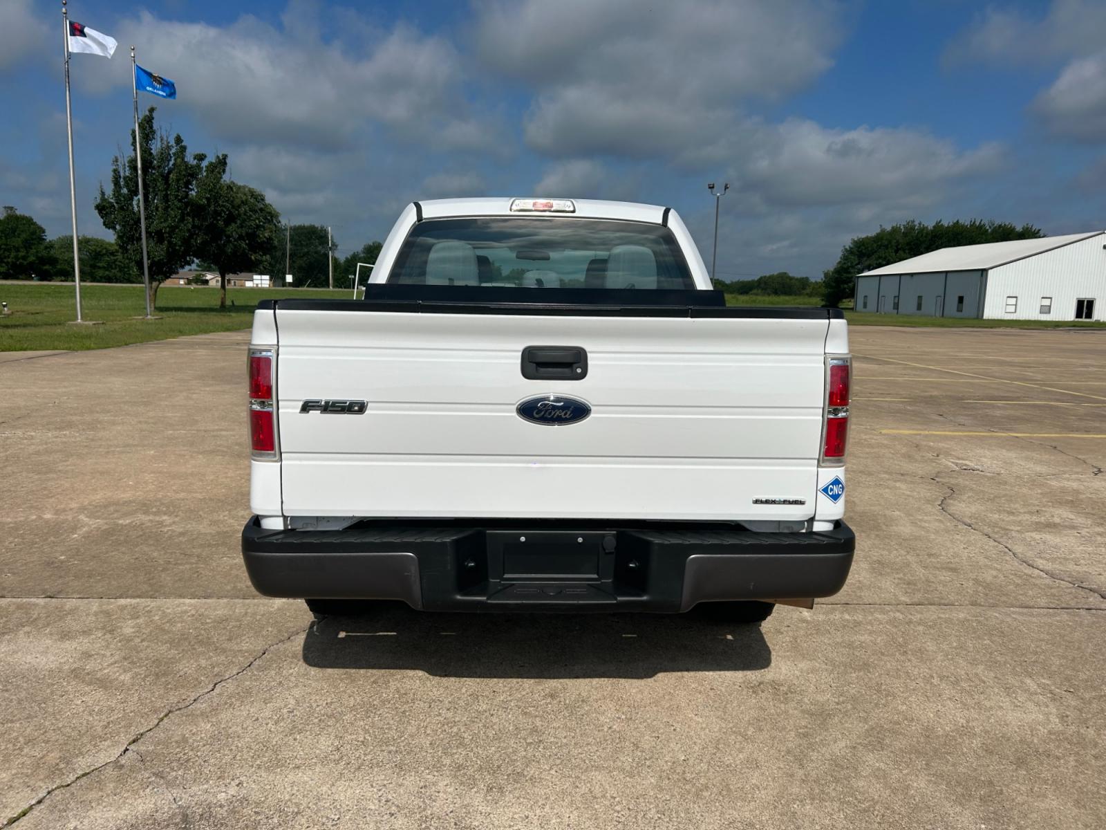 2014 Ford F-150 XLT SuperCrew 5.5-ft. Bed 2WD (1FTEW1CM2EK) with an 3.7L V6 engine, 6-Speed Automatic transmission, located at 17760 Hwy 62, Morris, OK, 74445, (918) 733-4887, 35.609104, -95.877060 - 2014 FORD F-150 XLT SUPERCREW 5.5-ft. BED 2WD IS A BI-FUEL TRUCK THAT RUNS ON BOTH CNG (COMPRESSED NATURAL GAS) OR GASOLINE. IT FEATURES POWER LOCKS, POWER WINDOWS, POWER MIRRORS, AM/FM STEREO, CRUISE CONTROL, TRACTION CONTROL, BED LINER. A PREMIER ALTERNATIVE FUEL THAT IS EPA-APPROVED. EXTREMELY CL - Photo #5