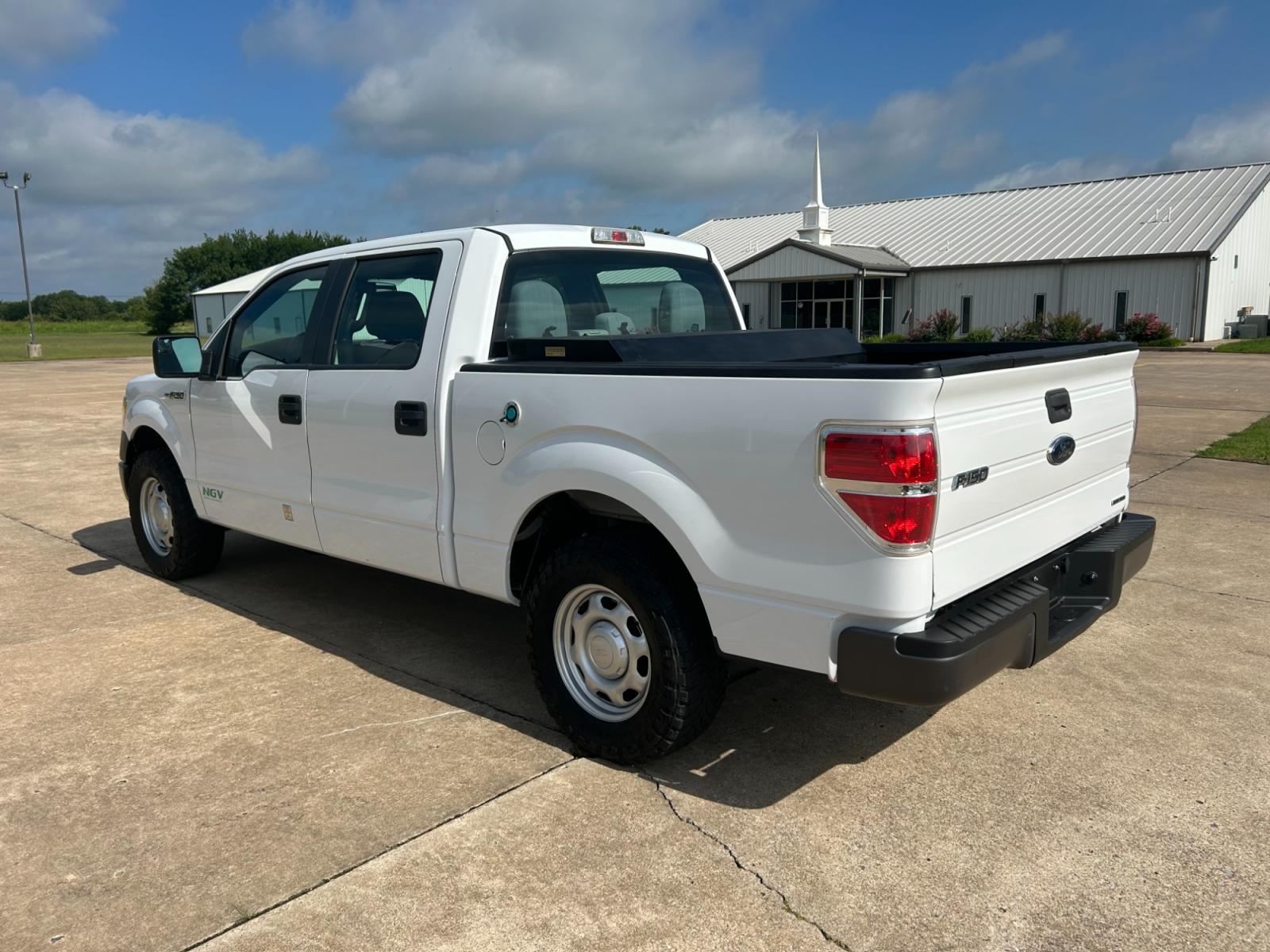 2014 Ford F-150 XLT SuperCrew 5.5-ft. Bed 2WD (1FTEW1CM2EK) with an 3.7L V6 engine, 6-Speed Automatic transmission, located at 17760 Hwy 62, Morris, OK, 74445, (918) 733-4887, 35.609104, -95.877060 - 2014 FORD F-150 XLT SUPERCREW 5.5-ft. BED 2WD IS A BI-FUEL TRUCK THAT RUNS ON BOTH CNG (COMPRESSED NATURAL GAS) OR GASOLINE. IT FEATURES POWER LOCKS, POWER WINDOWS, POWER MIRRORS, AM/FM STEREO, CRUISE CONTROL, TRACTION CONTROL, BED LINER. A PREMIER ALTERNATIVE FUEL THAT IS EPA-APPROVED. EXTREMELY CL - Photo #6