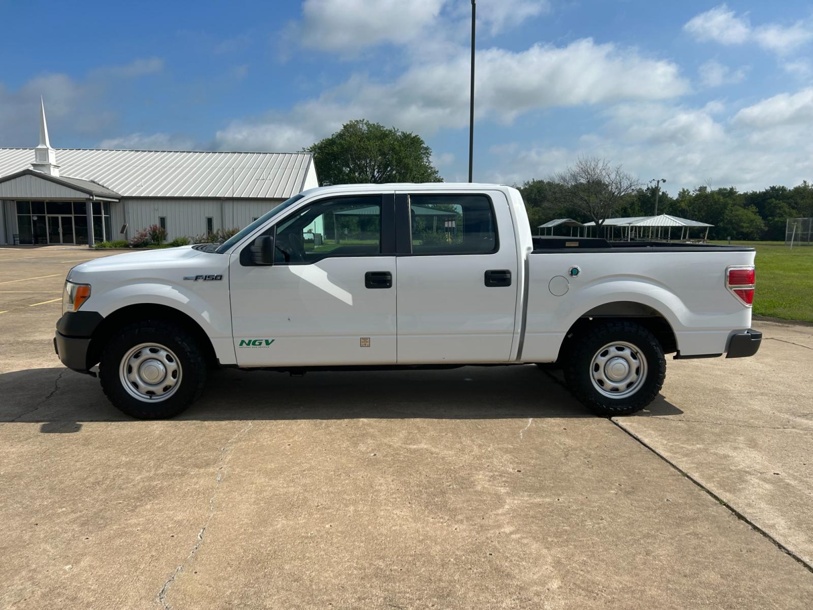 2014 Ford F-150 XLT SuperCrew 5.5-ft. Bed 2WD (1FTEW1CM2EK) with an 3.7L V6 engine, 6-Speed Automatic transmission, located at 17760 Hwy 62, Morris, OK, 74445, (918) 733-4887, 35.609104, -95.877060 - 2014 FORD F-150 XLT SUPERCREW 5.5-ft. BED 2WD IS A BI-FUEL TRUCK THAT RUNS ON BOTH CNG (COMPRESSED NATURAL GAS) OR GASOLINE. IT FEATURES POWER LOCKS, POWER WINDOWS, POWER MIRRORS, AM/FM STEREO, CRUISE CONTROL, TRACTION CONTROL, BED LINER. A PREMIER ALTERNATIVE FUEL THAT IS EPA-APPROVED. EXTREMELY CL - Photo #7