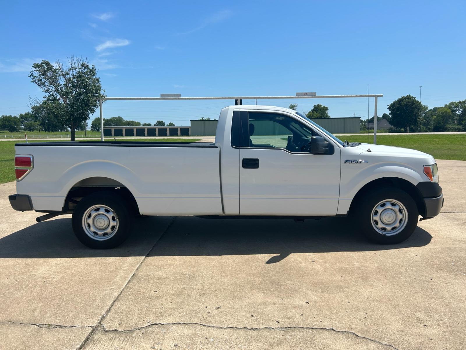 2014 White Ford F-150 STX 6.5-ft. Bed 2WD (1FTMF1CM6EK) with an 3.7L V6 DOHC 24V engine, 6-Speed Automatic transmission, located at 17760 Hwy 62, Morris, OK, 74445, (918) 733-4887, 35.609104, -95.877060 - Photo #4