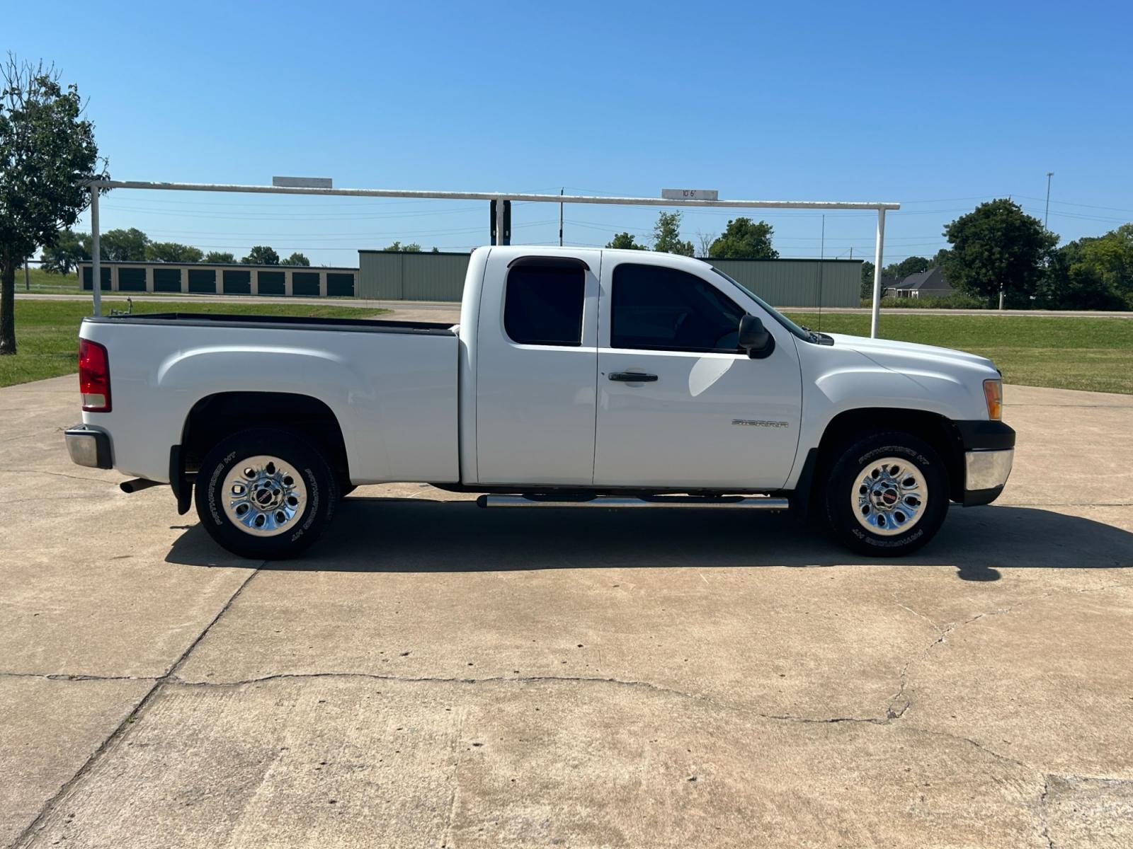 2011 White GMC Sierra 1500 Work Truck Ext. Cab 2WD (1GTR1TEX8BZ) with an 4.3L V6 OHV 12V engine, 4-Speed Automatic transmission, located at 17760 Hwy 62, Morris, OK, 74445, (918) 733-4887, 35.609104, -95.877060 - Photo #3