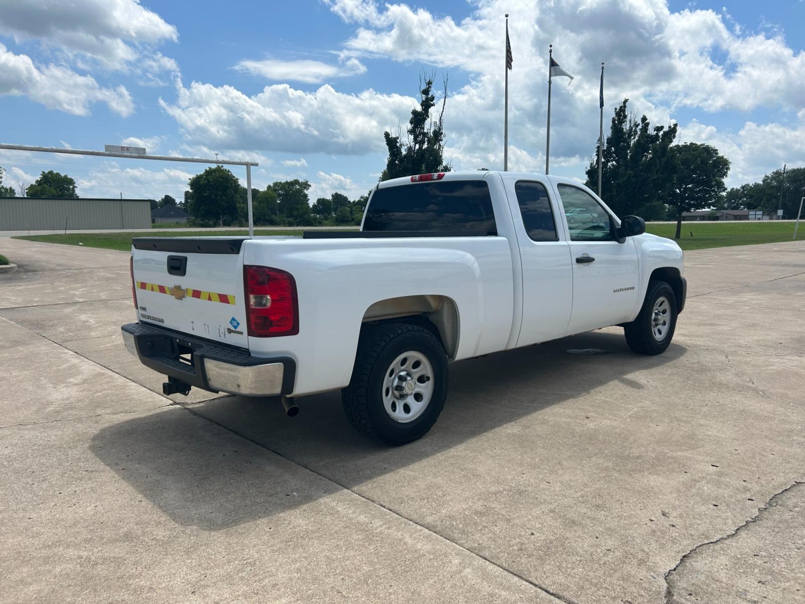 2011 Chevrolet Silverado 1500 Work Truck Ext. Cab 2WD (1GCRCPE08BZ) with an 5.3L V8 OHV 16V FFV engine, 4-Speed Automatic transmission, located at 17760 Hwy 62, Morris, OK, 74445, (918) 733-4887, 35.609104, -95.877060 - 2011 CHEVROLET SILVERADO 1500 WORK TRUCK EXT. CAB 2WD HAS 5.3L V8. THIS IS A BI-FUEL TRUCK THAT RUNS ON BOTH CNG OR GASOLINE, IT FEATURES MANUAL SEATS, MANUAL WINDOWS, MANUAL MIRRORS, MANUAL LOCKS, AM/FM STEREO, CD PLAYER, AUXILLARY PORT, AND TRACTION CONTROL. HAS LT265/70R17 TIRES WITH 181,340 MIL - Photo #4