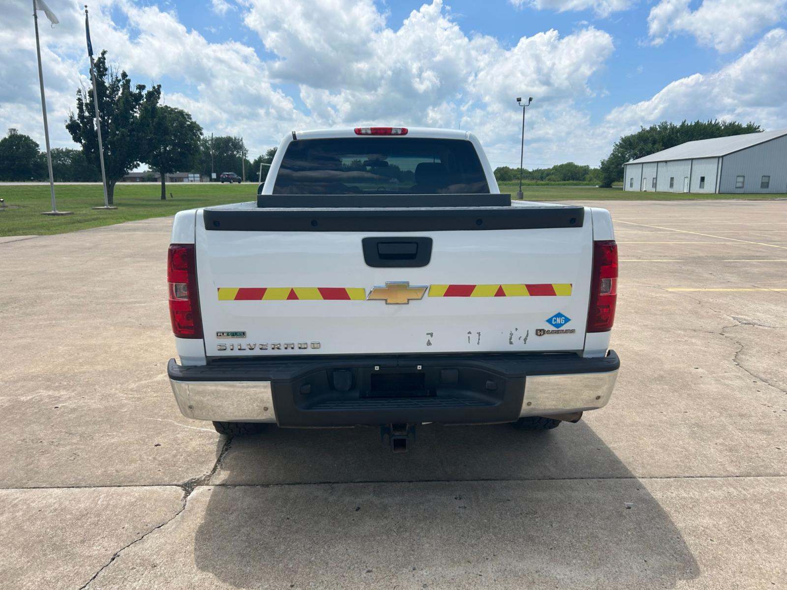 2011 Chevrolet Silverado 1500 Work Truck Ext. Cab 2WD (1GCRCPE08BZ) with an 5.3L V8 OHV 16V FFV engine, 4-Speed Automatic transmission, located at 17760 Hwy 62, Morris, OK, 74445, (918) 733-4887, 35.609104, -95.877060 - 2011 CHEVROLET SILVERADO 1500 WORK TRUCK EXT. CAB 2WD HAS 5.3L V8. THIS IS A BI-FUEL TRUCK THAT RUNS ON BOTH CNG OR GASOLINE, IT FEATURES MANUAL SEATS, MANUAL WINDOWS, MANUAL MIRRORS, MANUAL LOCKS, AM/FM STEREO, CD PLAYER, AUXILLARY PORT, AND TRACTION CONTROL. HAS LT265/70R17 TIRES WITH 181,340 MIL - Photo #5