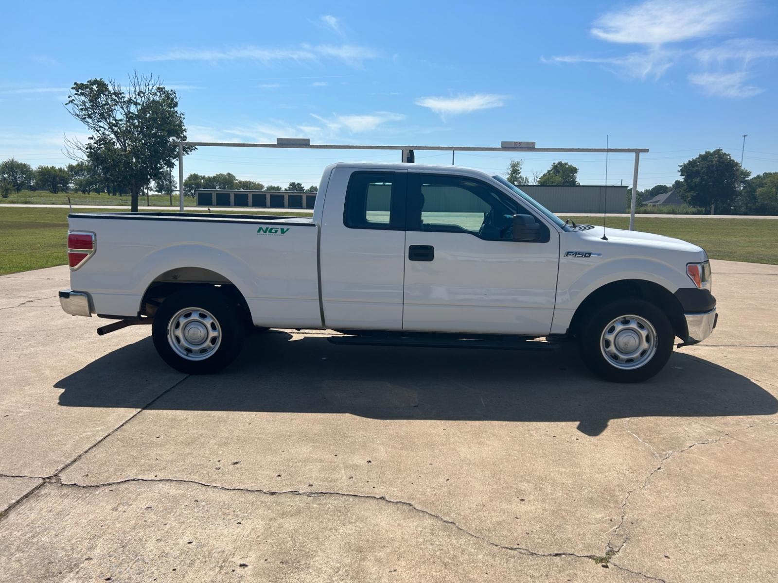 2014 White Ford F-150 XLT SuperCab 8-ft. Bed 2WD (1FTEX1CM5EK) with an 3.7L V6 DOHC 24V engine, 6-Speed Automatic transmission, located at 17760 Hwy 62, Morris, OK, 74445, (918) 733-4887, 35.609104, -95.877060 - 2014 FORD F-150 XLT SUPERCAB 8-ft. BED 2WD 3.8L V6 BI-FUEL (RUNS ON BOTH CNG OR GASOLINE) FEATURES POWER LOCKS, POWER WINDOWS, AM/FM STEREO, SIRIUS XM STEREO, CD PLAYER, AUXILLARY PORT, CRUISE CONTROL, TRACTION CONTROL, MULTI-FUNCTIONING STEERING WHEEL CONTROLS, BACK-UP CAMERA, BED LINER. HAS 75,030 - Photo #3