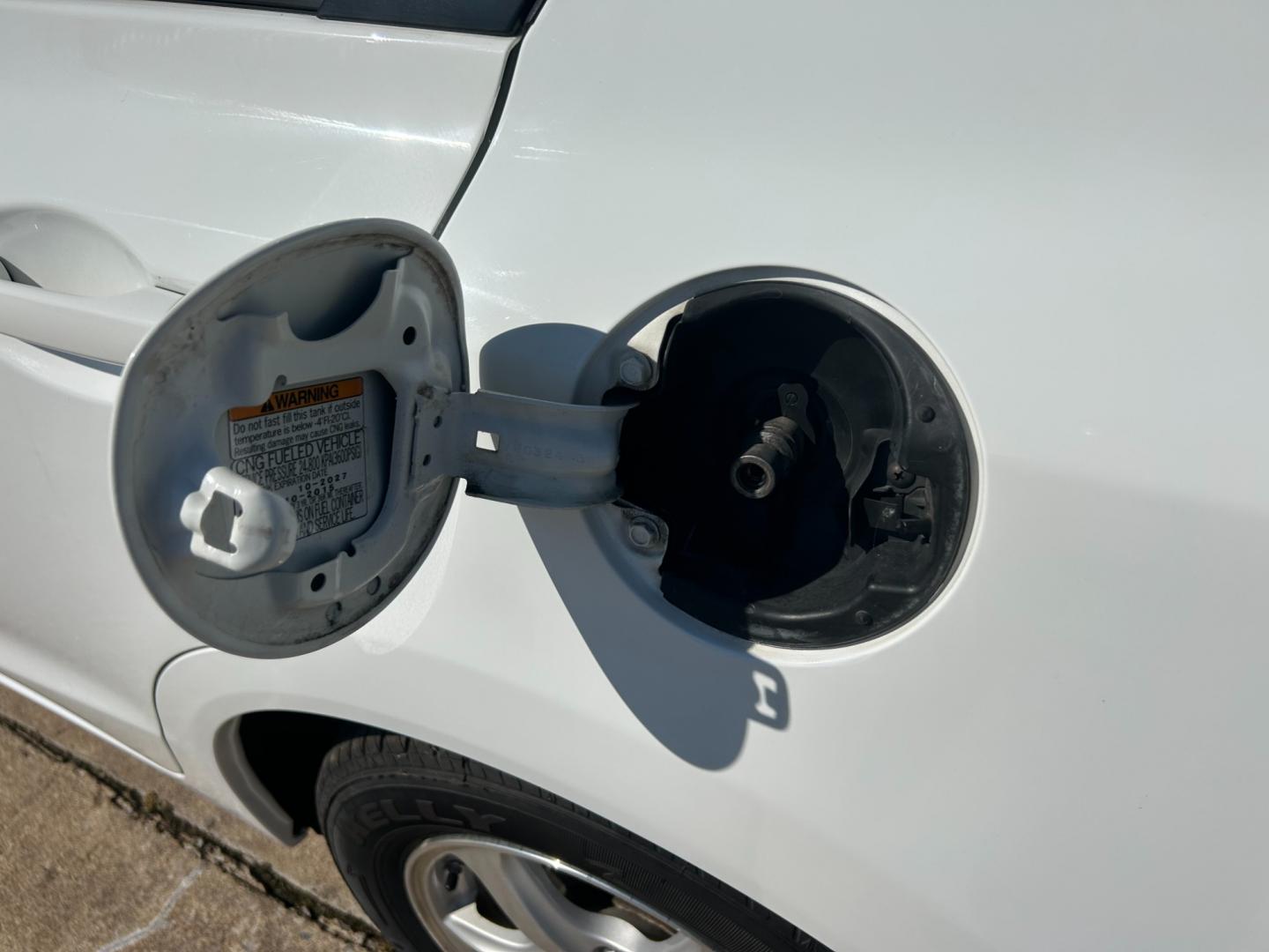 2013 White Honda Civic CNG Sedan 5-Speed AT (19XFB5F54DE) with an 1.8L L4 SOHC 16V CNG engine, 5A transmission, located at 17760 Hwy 62, Morris, OK, 74445, (918) 733-4887, 35.609104, -95.877060 - 2013 HONDA CIVIC CNG SEDAN 5-SPEED AT 1.8L DEDICATED CNG (ONLY RUNS ON COMPRESSED NATURAL GAS) FEATURES POWER LOCKS, POWER WINDOWS, POWER MIRRORS, AM/FM STEREO, CD PLAYER, AUXILLARY PORT, CRUISE CONTROL, TRACTION CONTROL, MULTI-FUNCTIONING STEERING WHEEL CONTROLS, BACK-UP CAMERA. IT HAS 195/65R15 TI - Photo#17