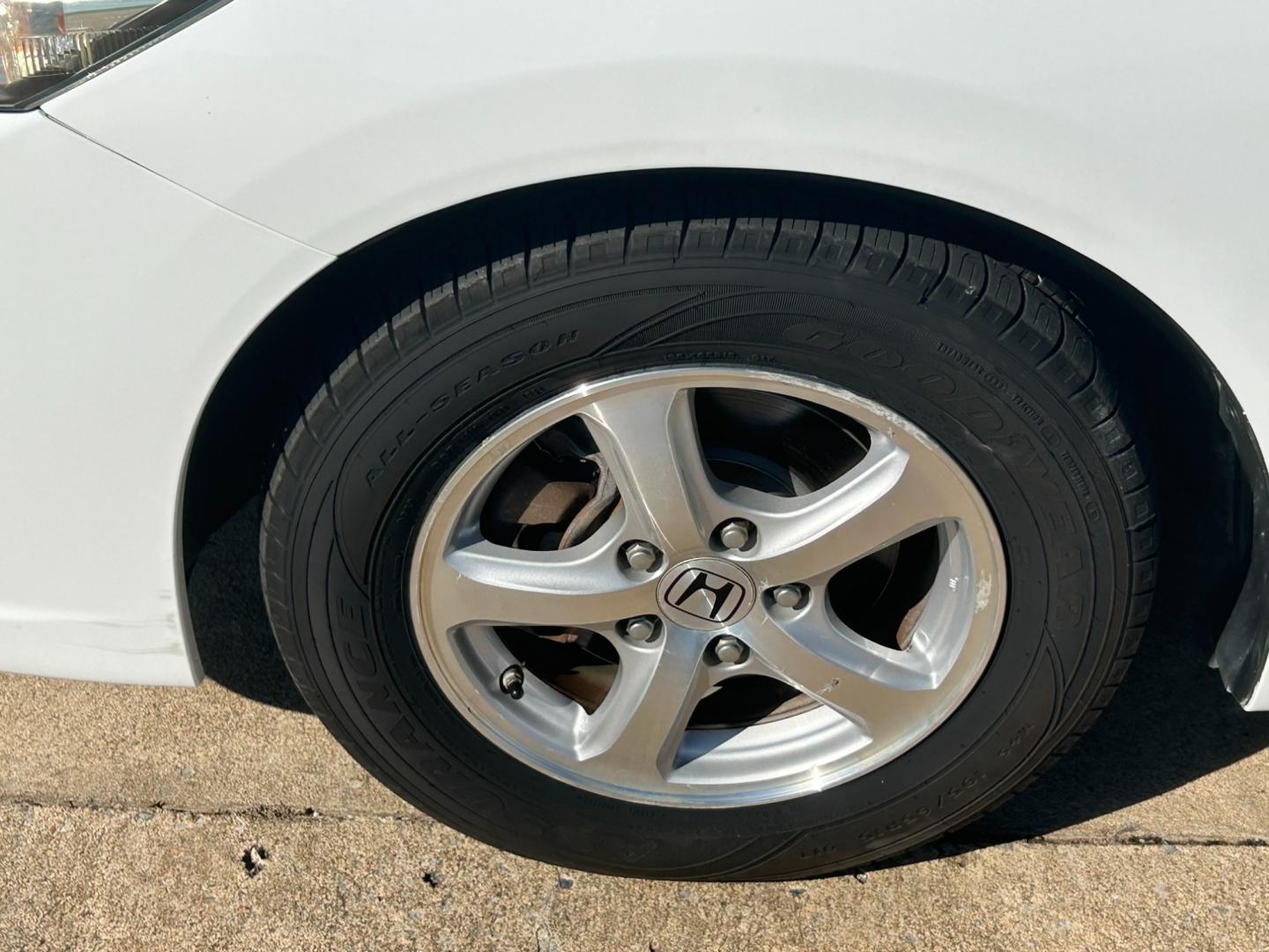 2013 White Honda Civic CNG Sedan 5-Speed AT (19XFB5F54DE) with an 1.8L L4 SOHC 16V CNG engine, 5A transmission, located at 17760 Hwy 62, Morris, OK, 74445, (918) 733-4887, 35.609104, -95.877060 - 2013 HONDA CIVIC CNG SEDAN 5-SPEED AT 1.8L DEDICATED CNG (ONLY RUNS ON COMPRESSED NATURAL GAS) FEATURES POWER LOCKS, POWER WINDOWS, POWER MIRRORS, AM/FM STEREO, CD PLAYER, AUXILLARY PORT, CRUISE CONTROL, TRACTION CONTROL, MULTI-FUNCTIONING STEERING WHEEL CONTROLS, BACK-UP CAMERA. IT HAS 195/65R15 TI - Photo#22