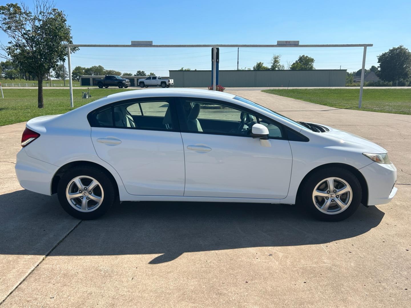 2013 White Honda Civic CNG Sedan 5-Speed AT (19XFB5F54DE) with an 1.8L L4 SOHC 16V CNG engine, 5A transmission, located at 17760 Hwy 62, Morris, OK, 74445, (918) 733-4887, 35.609104, -95.877060 - 2013 HONDA CIVIC CNG SEDAN 5-SPEED AT 1.8L DEDICATED CNG (ONLY RUNS ON COMPRESSED NATURAL GAS) FEATURES POWER LOCKS, POWER WINDOWS, POWER MIRRORS, AM/FM STEREO, CD PLAYER, AUXILLARY PORT, CRUISE CONTROL, TRACTION CONTROL, MULTI-FUNCTIONING STEERING WHEEL CONTROLS, BACK-UP CAMERA. IT HAS 195/65R15 TI - Photo#3