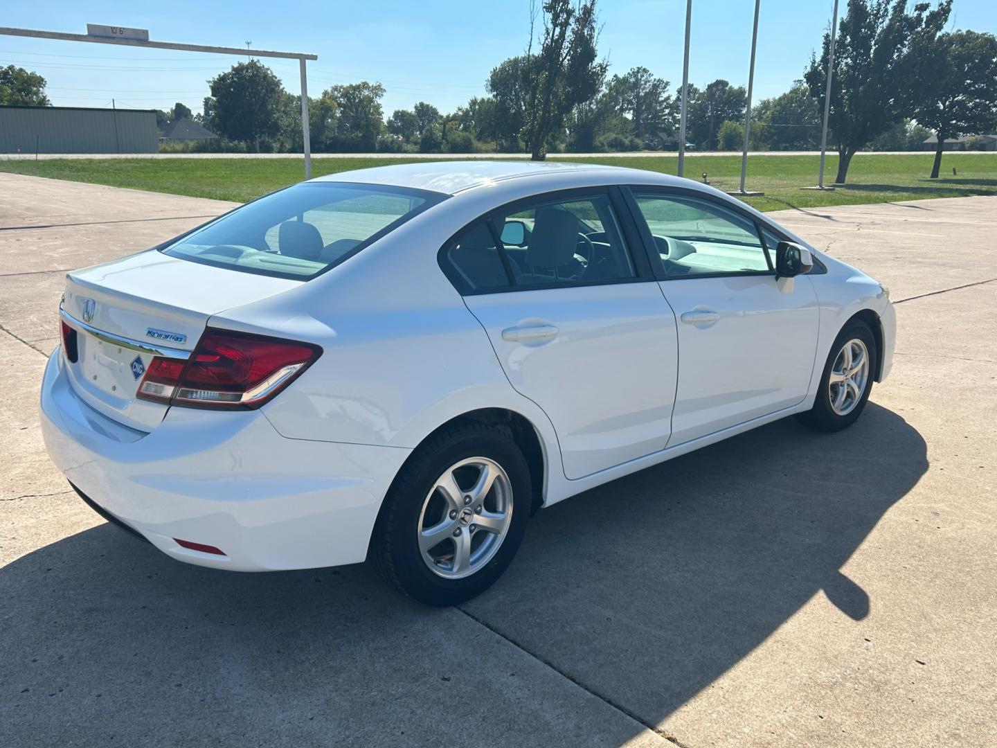 2013 White Honda Civic CNG Sedan 5-Speed AT (19XFB5F54DE) with an 1.8L L4 SOHC 16V CNG engine, 5A transmission, located at 17760 Hwy 62, Morris, OK, 74445, (918) 733-4887, 35.609104, -95.877060 - 2013 HONDA CIVIC CNG SEDAN 5-SPEED AT 1.8L DEDICATED CNG (ONLY RUNS ON COMPRESSED NATURAL GAS) FEATURES POWER LOCKS, POWER WINDOWS, POWER MIRRORS, AM/FM STEREO, CD PLAYER, AUXILLARY PORT, CRUISE CONTROL, TRACTION CONTROL, MULTI-FUNCTIONING STEERING WHEEL CONTROLS, BACK-UP CAMERA. IT HAS 195/65R15 TI - Photo#4