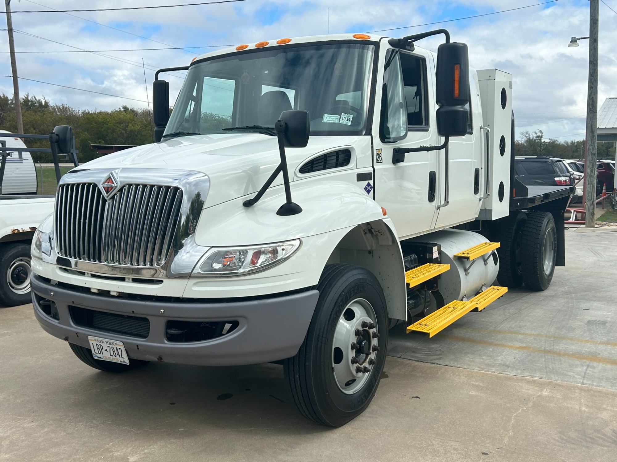 photo of 2013 lNTERNATIONAL DURASTAR4300 CREW CAB - DEDICATED CNG 