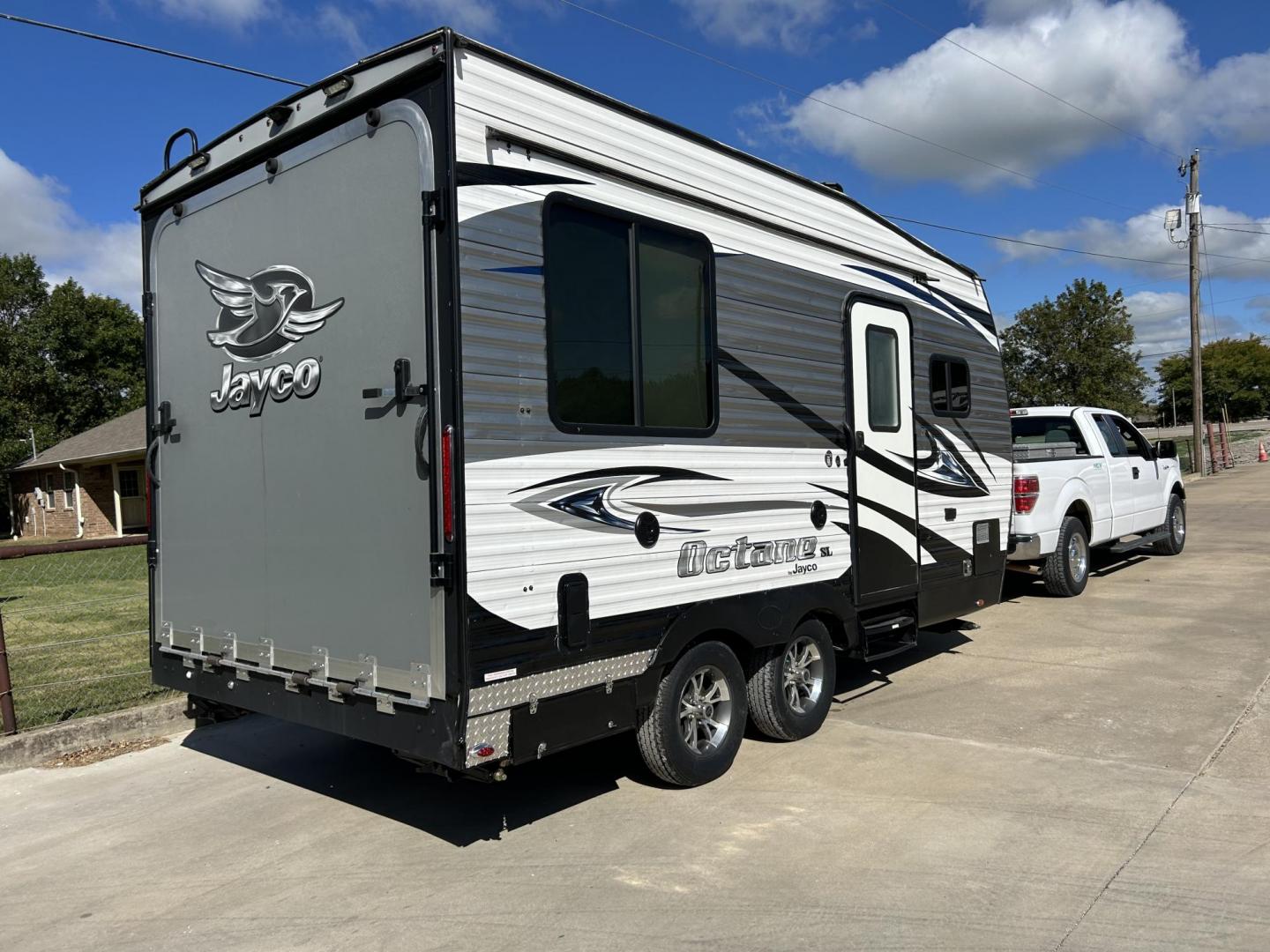 2018 Silver JAYCO OCTANE (1UJBJSBJXJ1) , located at 17760 Hwy 62, Morris, OK, 74445, 35.609104, -95.877060 - 2018 JAYCO OCTANE SUPER LITE 161 TOYHAULER IS 16FT, FEATURES STAINLESS STEEL APPLIANCES, SEAMLESS COUNTERTOPS, SPRING ASSIST REAR RAMP DOOR, SLIDE DOWN SCREEN DOOR, REAR ELECTRIC QUEEN BED WITH ROLLOVER SOFA, TUB/SHOWER COMBO, INTERIOR/EXTERIOR SPEAKERS, OUTSIDE SHOWER, AND AN OUTSIDE AUXILIARY FUEL - Photo#1