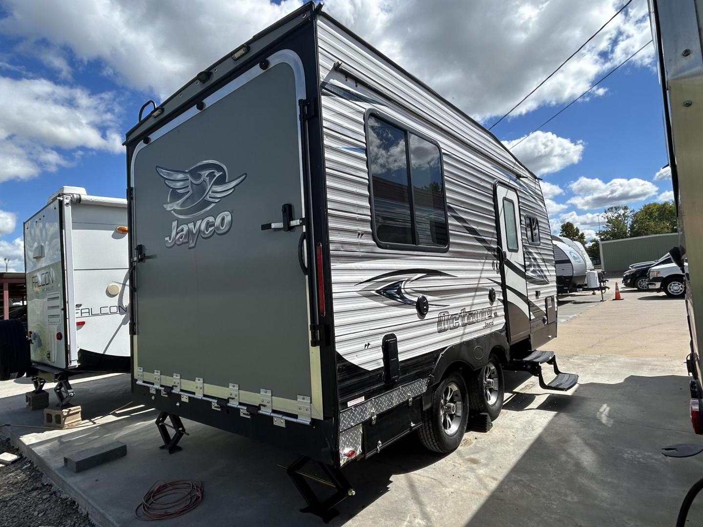 2018 Silver JAYCO OCTANE (1UJBJSBJXJ1) , located at 17760 Hwy 62, Morris, OK, 74445, 35.609104, -95.877060 - 2018 JAYCO OCTANE SUPER LITE 161 TOYHAULER IS 16FT, FEATURES STAINLESS STEEL APPLIANCES, SEAMLESS COUNTERTOPS, SPRING ASSIST REAR RAMP DOOR, SLIDE DOWN SCREEN DOOR, REAR ELECTRIC QUEEN BED WITH ROLLOVER SOFA, TUB/SHOWER COMBO, INTERIOR/EXTERIOR SPEAKERS, OUTSIDE SHOWER, AND AN OUTSIDE AUXILIARY FUEL - Photo#3