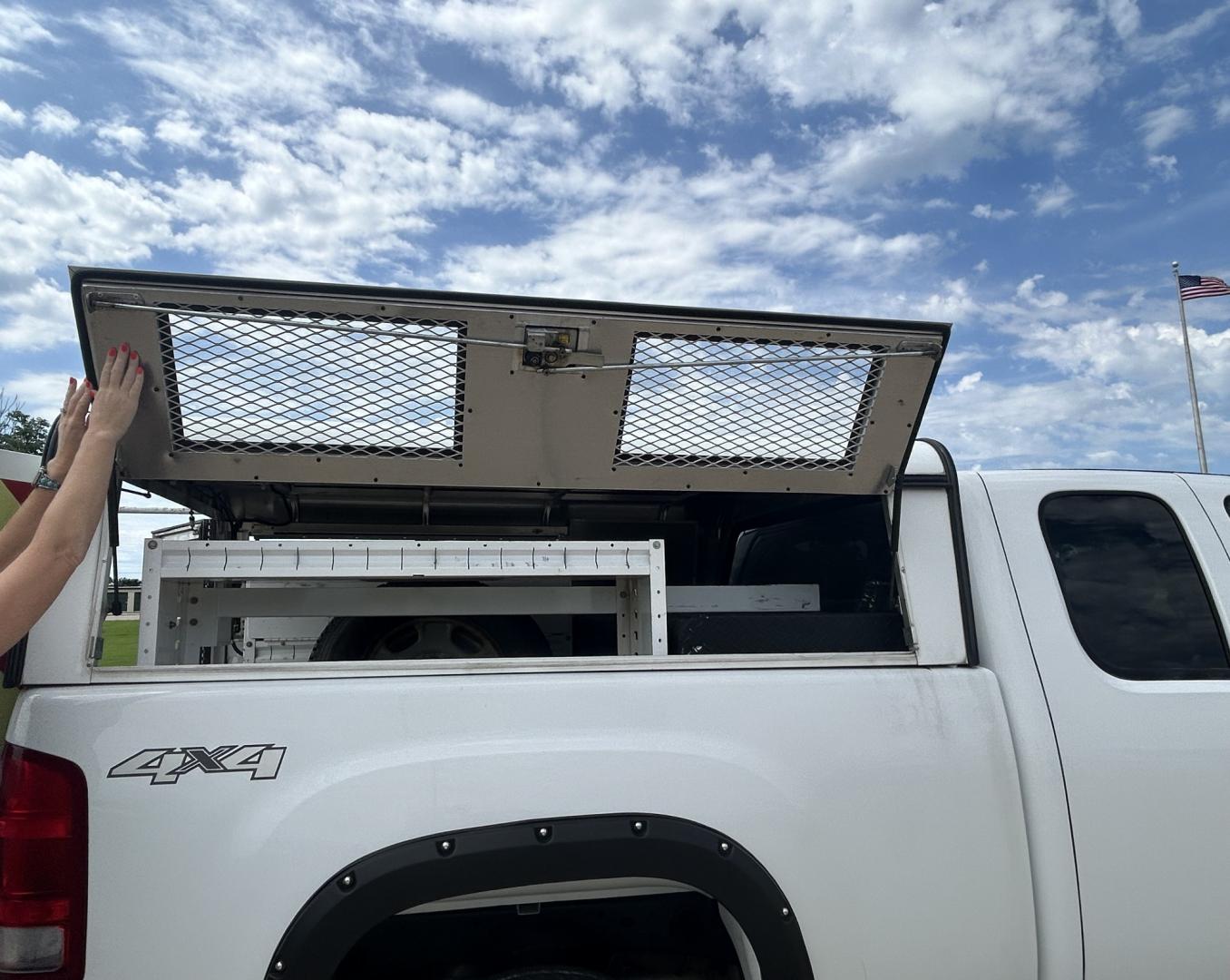 2013 White /BLACK GMC Sierra 2500HD EXTENDED CAB (1GT22ZEB5DZ) with an 6.0L V8 OHV 16V CNG engine, AUTOMATIC transmission, located at 17760 Hwy 62, Morris, OK, 74445, (918) 733-4887, 35.609104, -95.877060 - 2013 GMC SIERRA HAS THE 6.0L V8 ENGINE AND 4WD. IT FEATURES MANUAL SEATS, POWER LOCKS, POWER WINDOWS, POWER MIRRORS, AM/FM STEREO, TILT WHEEL, CLOTH INTERIOR, TRACTION CONTROL , CRUISE CONTROL, CAMPER WORK BED WITH PLENTY OF STORAGE. CLEAN TITLE 69,228 MILES FIRESTONE 265/70R17 TIRES EQUIPPED WITH A - Photo#18