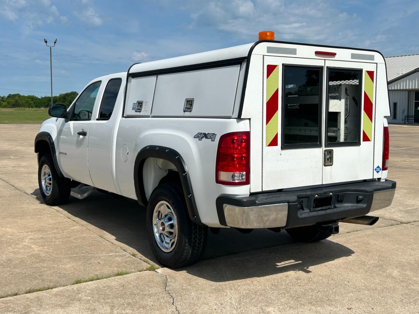 2013 White /GRAY GMC Sierra 2500HD EXTENDED 4WD (IGT22ZEB8DZ) with an 6.0L V8 engine, AUTOMATIC transmission, located at 17760 Hwy 62, Morris, OK, 74445, (918) 733-4887, 35.609104, -95.877060 - Photo#6